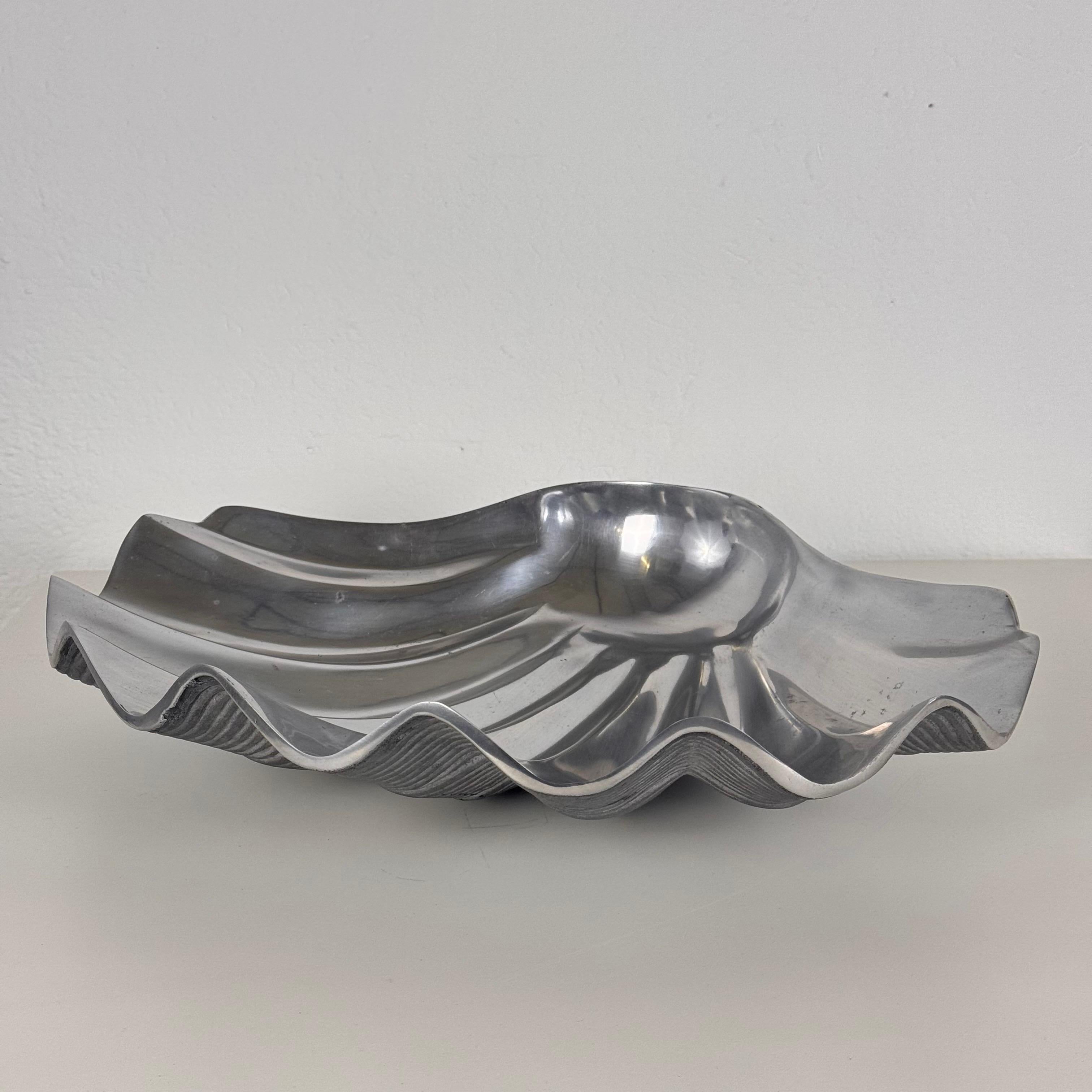 Un llamativo y contemporáneo centro de mesa italiano de los años 70, elaborado con maestría en aluminio, que encarna la refinada estética que recuerda a artesanos de renombre como Burchiellaro y Gallinari, de la escuela paduana de artesanía del