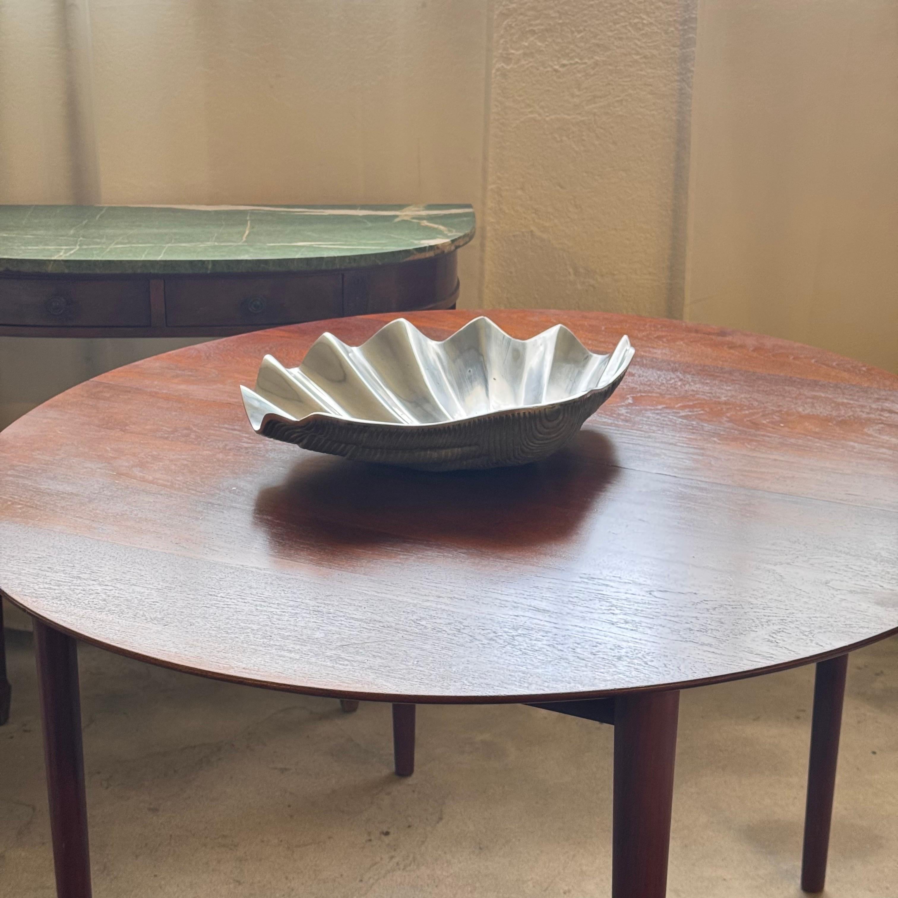 Centro de mesa escultórico de aluminio en forma de ostra de los años 70, Escuela Atelier des Orfèvres Italiano en venta