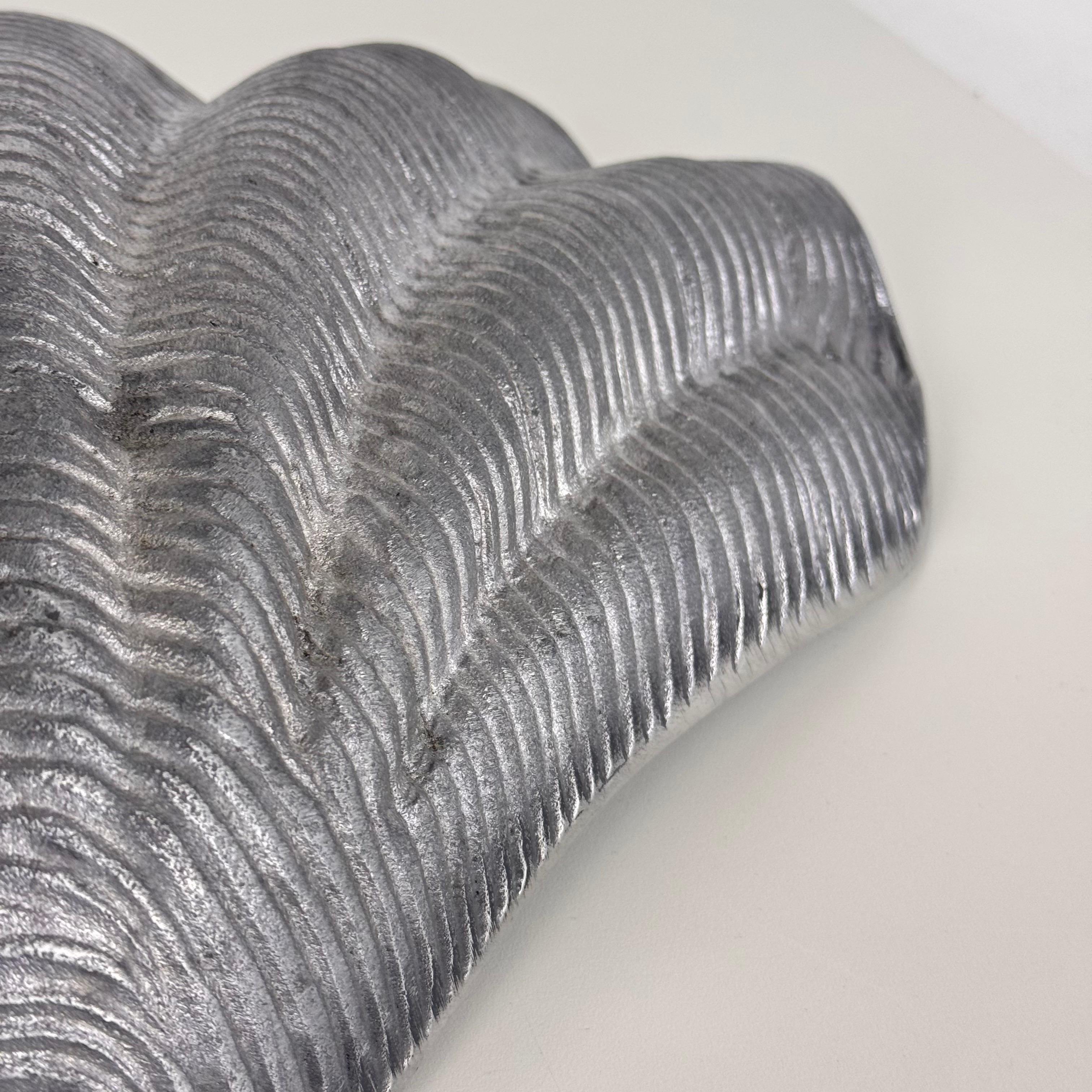 Centro de mesa escultórico de aluminio en forma de ostra de los años 70, Escuela Atelier des Orfèvres finales del siglo XX en venta