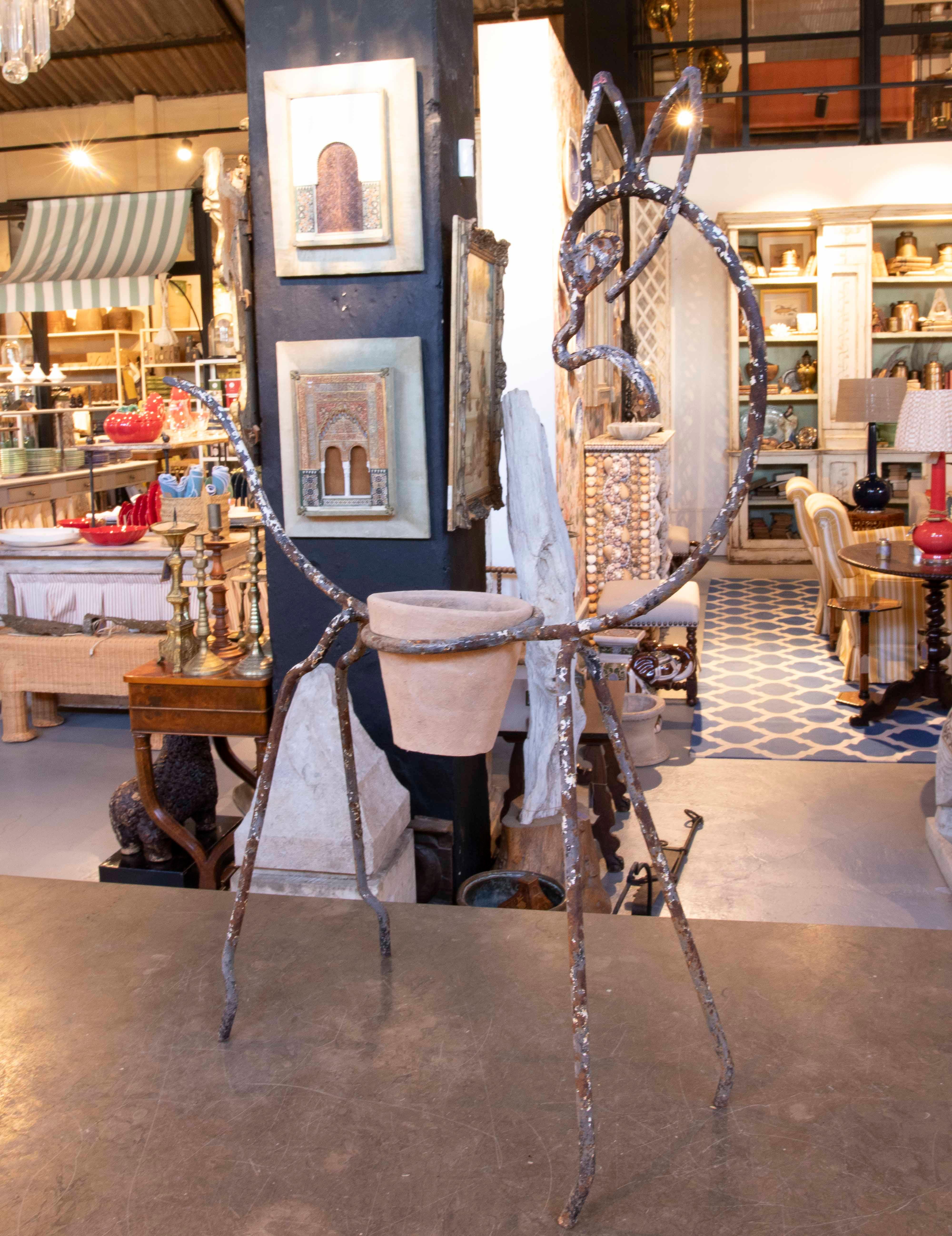 Charmante jardinière en fer forgé du milieu du 20e siècle représentant la figure schématique d'un âne. Cette pièce rustique, fabriquée à la main, présente des lignes simples mais expressives, avec des oreilles pointues et un espace central conçu