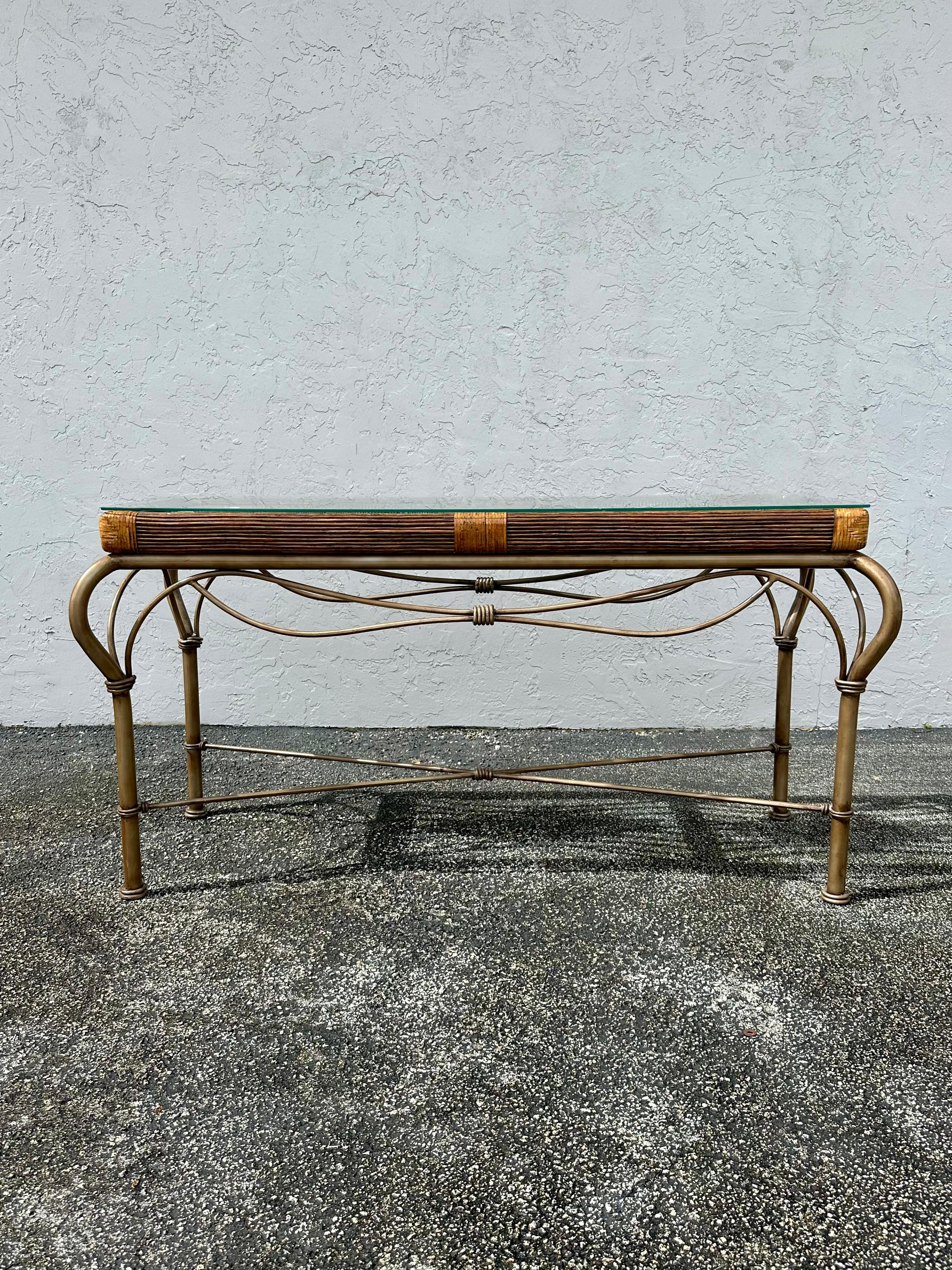 Ein fabelhafter Vintage-Konsolentisch im Küstenstil. Eine schicke, gebogene Rattaneinfassung mit eingesetzter Glasplatte. Perfekt in seiner Einfachheit. Hergestellt in Italien. 