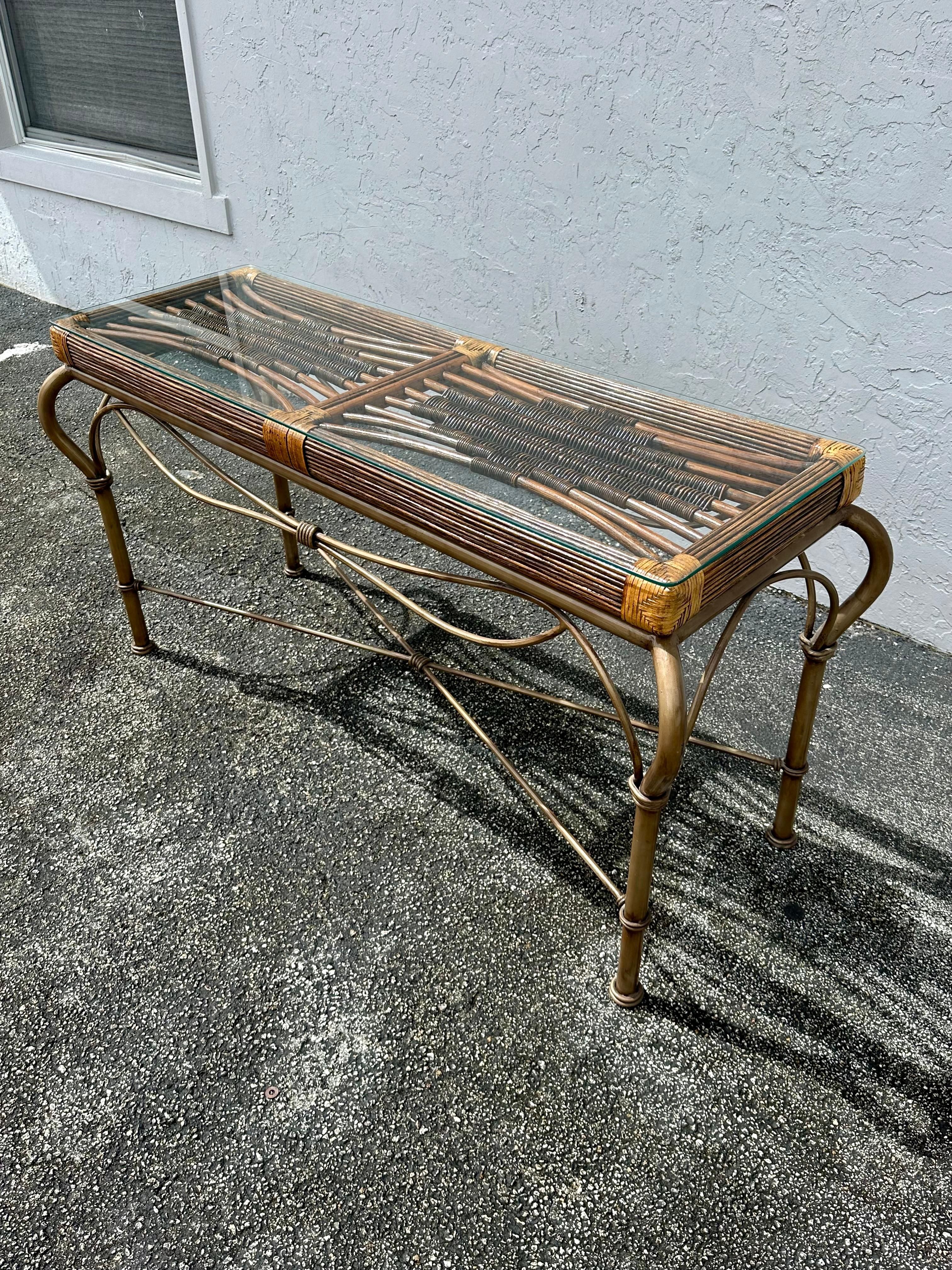 1970er Jahre Sculptural Rattan Faux Bambus Aluminium Glas Konsolentisch (Moderne der Mitte des Jahrhunderts) im Angebot