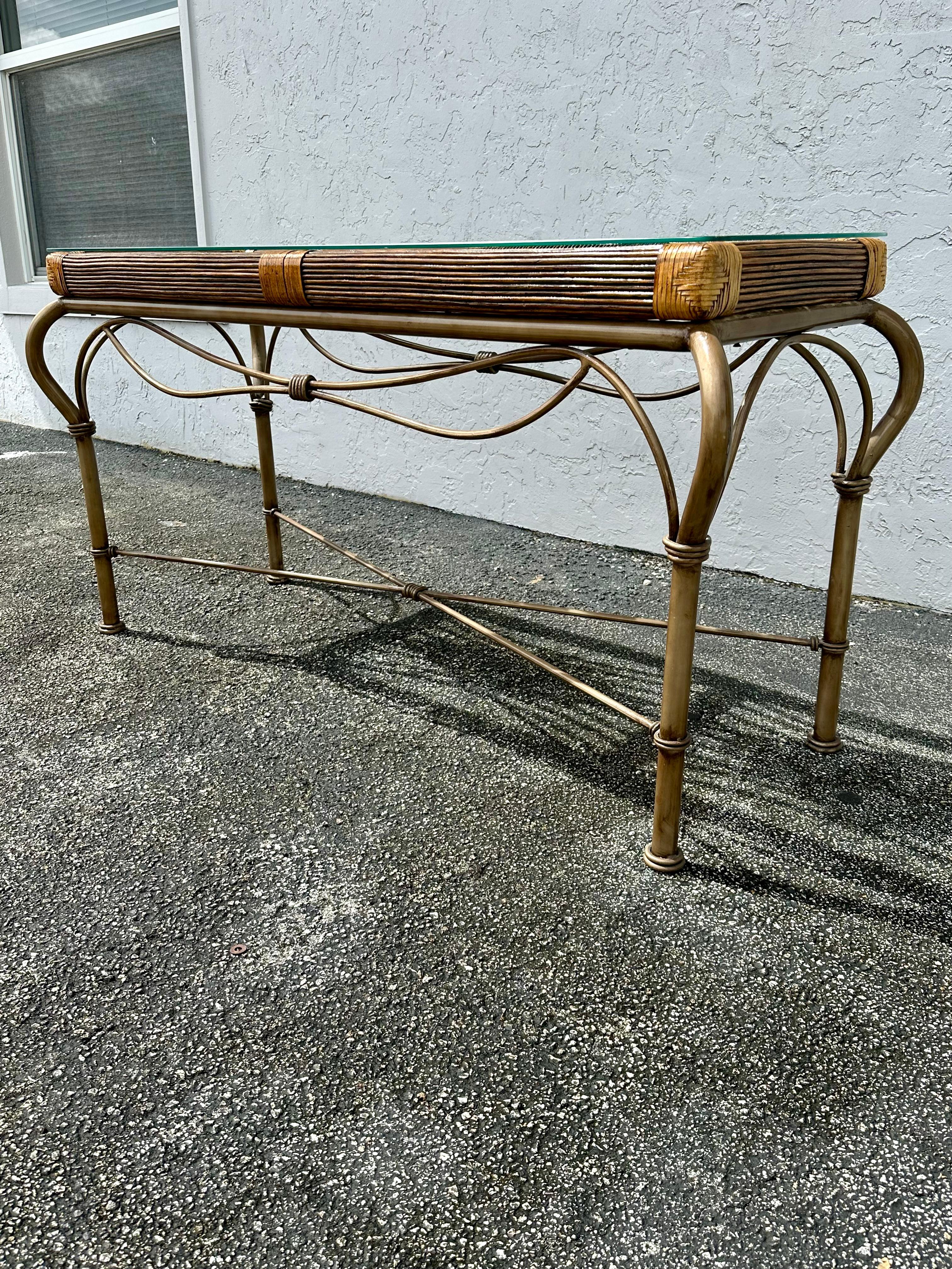 1970er Jahre Sculptural Rattan Faux Bambus Aluminium Glas Konsolentisch im Zustand „Gut“ im Angebot in Fort Lauderdale, FL