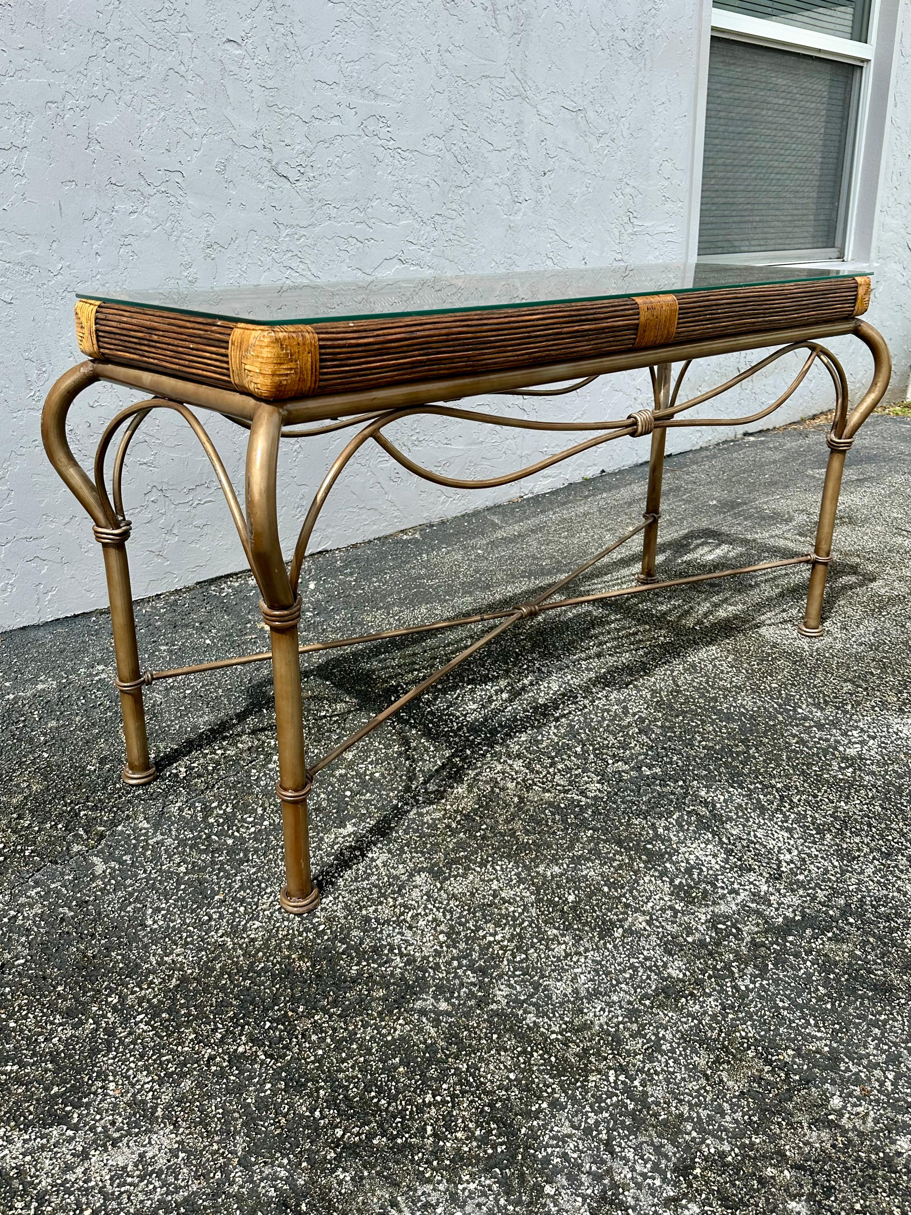 1970er Jahre Sculptural Rattan Faux Bambus Aluminium Glas Konsolentisch (Ende des 20. Jahrhunderts) im Angebot