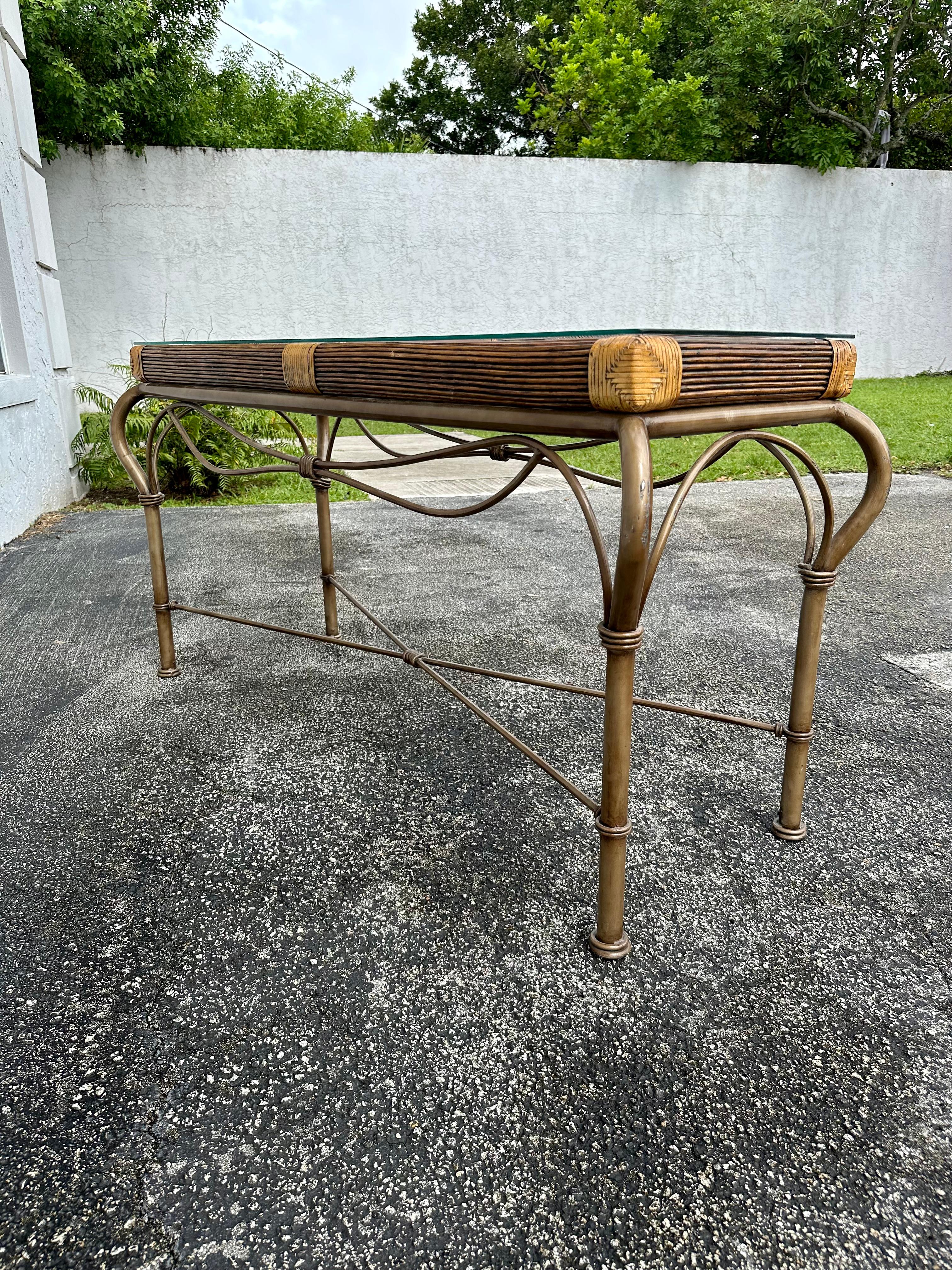 1970er Jahre Sculptural Rattan Faux Bambus Aluminium Glas Konsolentisch im Angebot 1