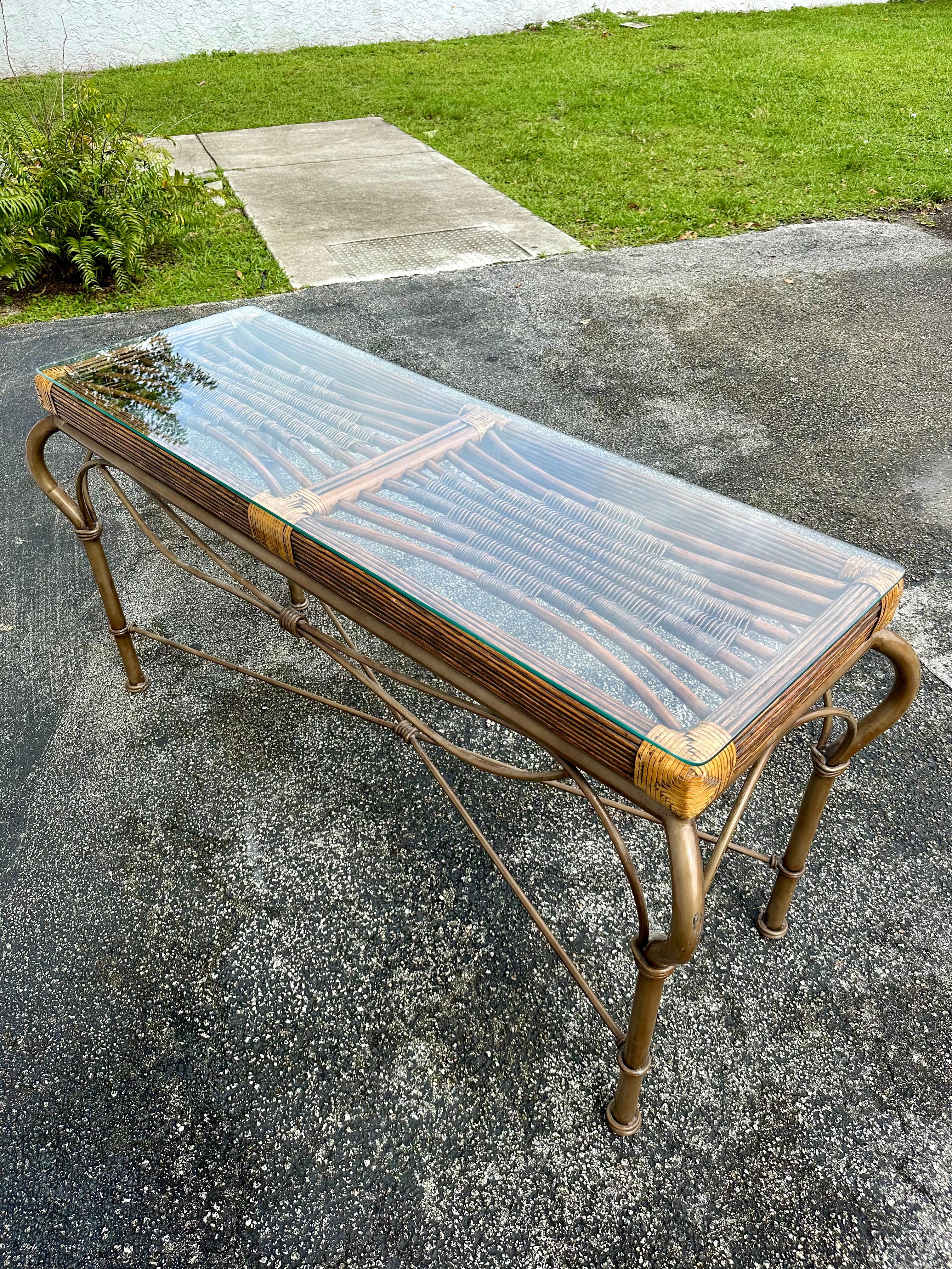 1970er Jahre Sculptural Rattan Faux Bambus Aluminium Glas Konsolentisch im Angebot 2