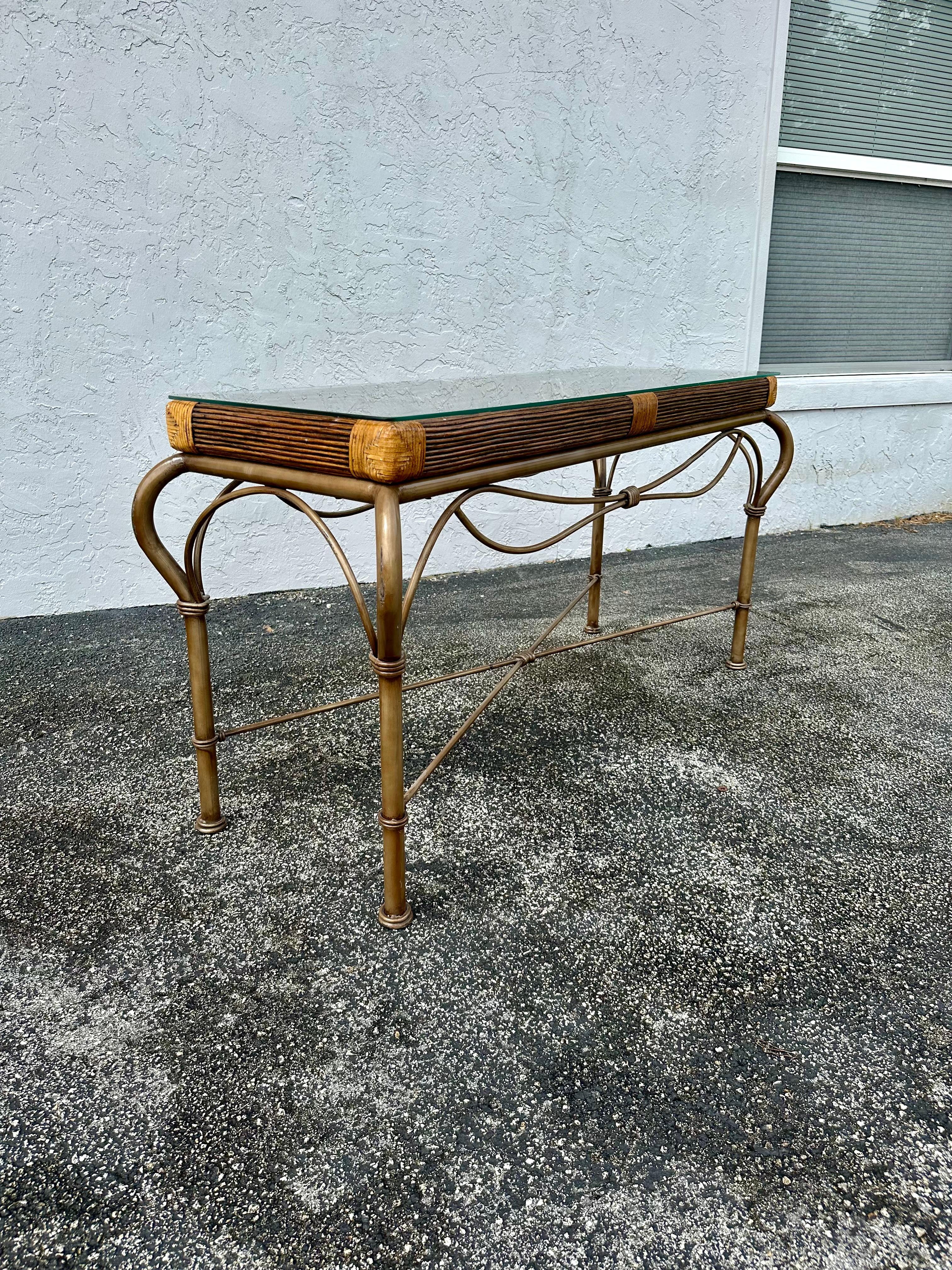 1970er Jahre Sculptural Rattan Faux Bambus Aluminium Glas Konsolentisch im Angebot 4