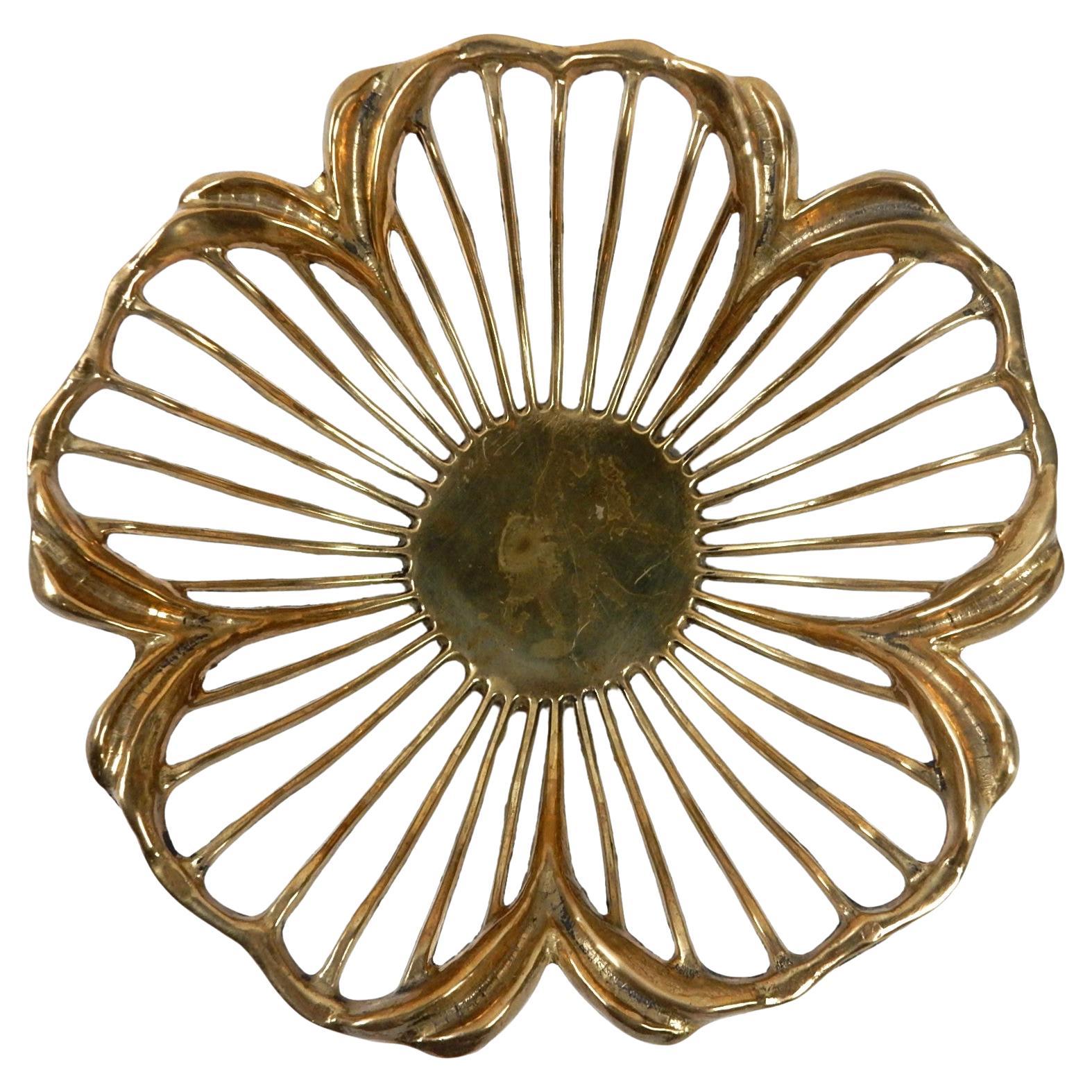 Splendida fioriera in ottone scolpito.
Struttura in ottone fuso di grande spessore. Non firmato.
Larghezza 9-1/2