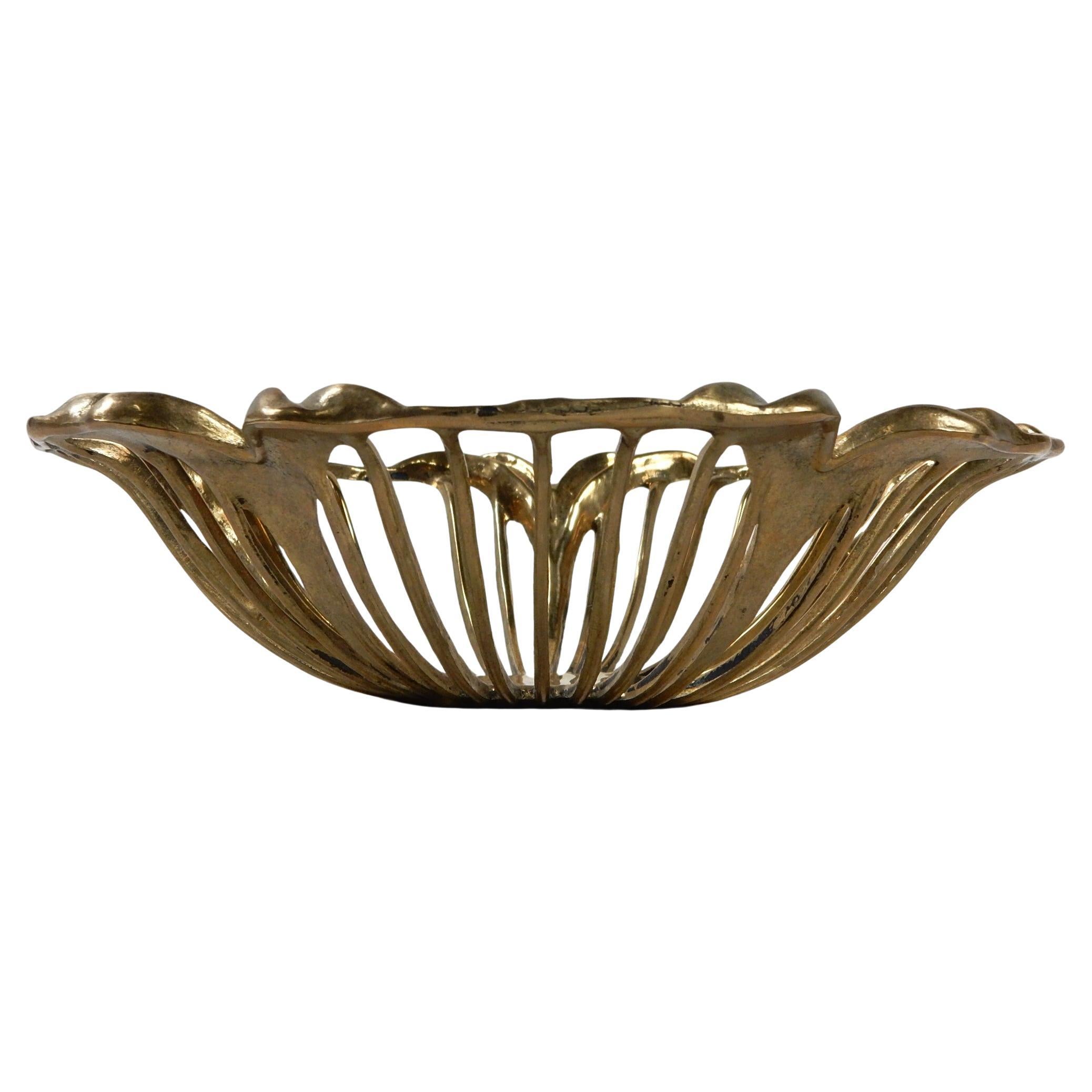 Art Nouveau Fioriera scultorea in ottone a coste degli anni '70 in vendita