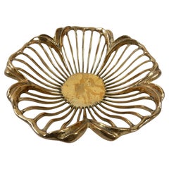 Bol à fleurs sculptural en laiton strié des années 1970
