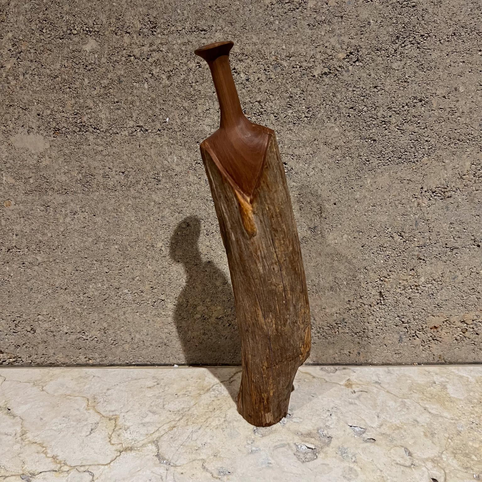 Vaso scultoreo da studio degli anni '70 in legno a forma libera
Legno rustico intagliato
11,75 Altezza x 3L x 2D
Condizioni originali d'epoca non restaurate.
Fare riferimento alle immagini per favore.