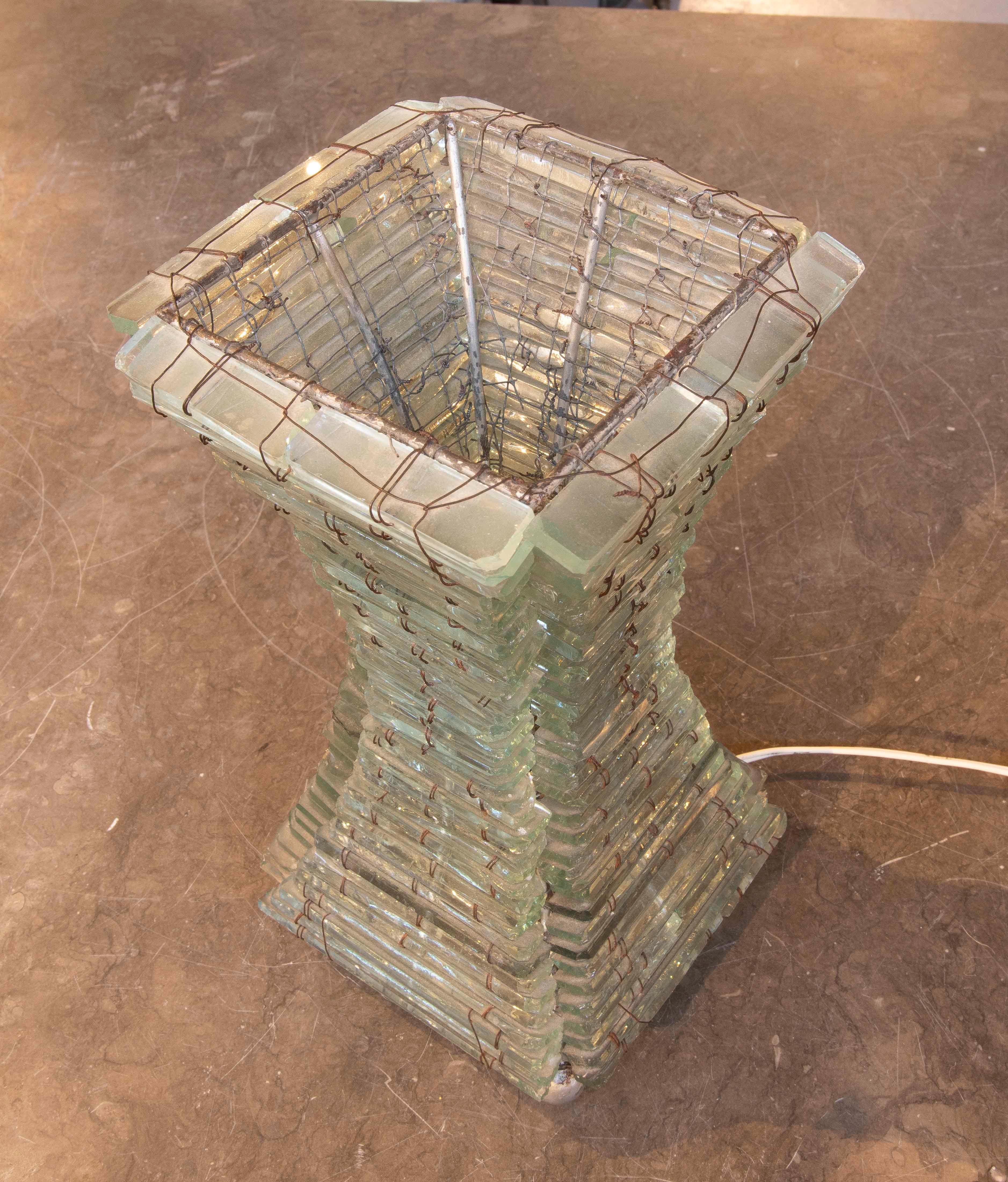 1970s Sculptural Table Lamp in Glass and Handmade Wire For Sale 1