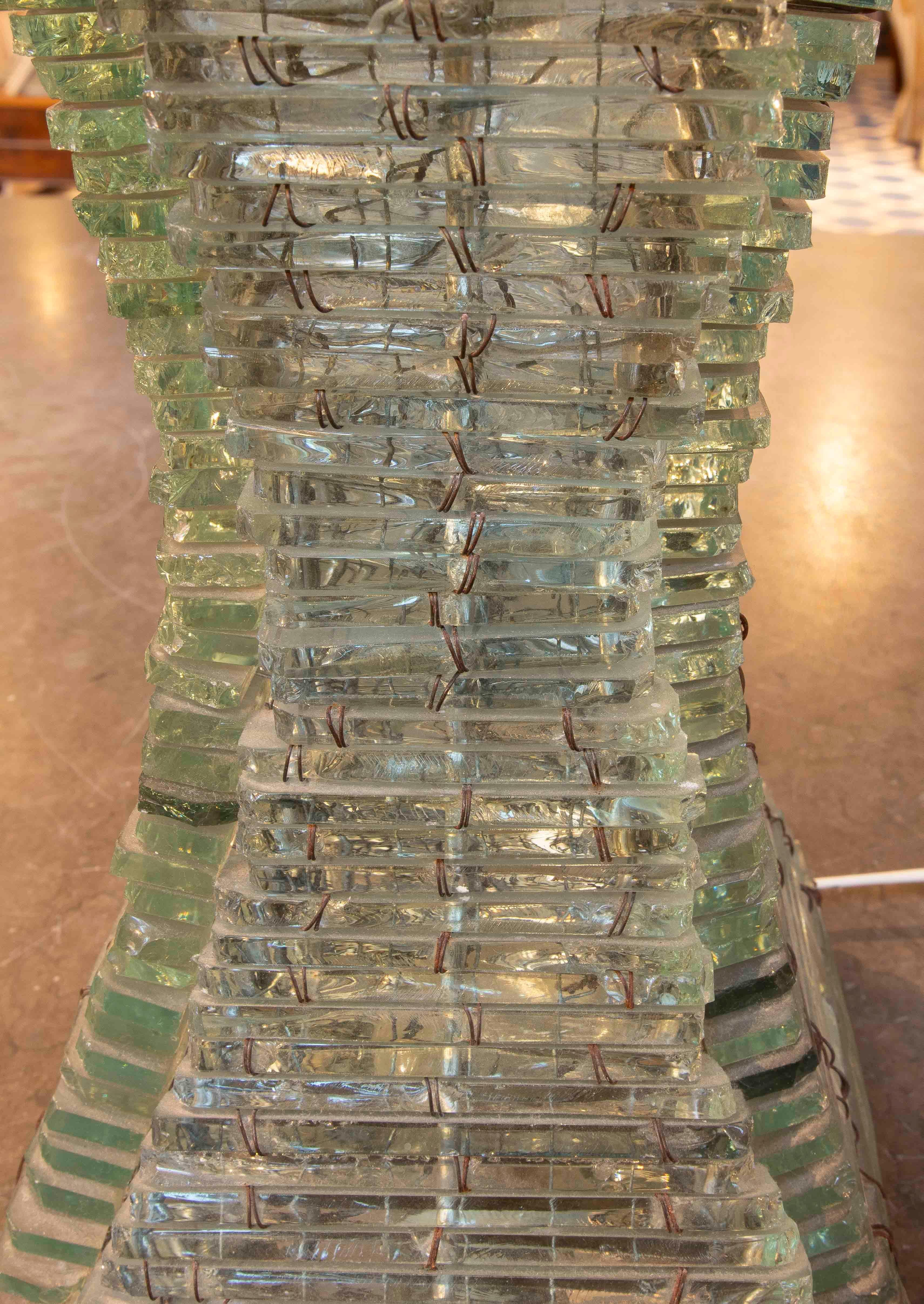 1970s Sculptural Table Lamp in Glass and Handmade Wire For Sale 4