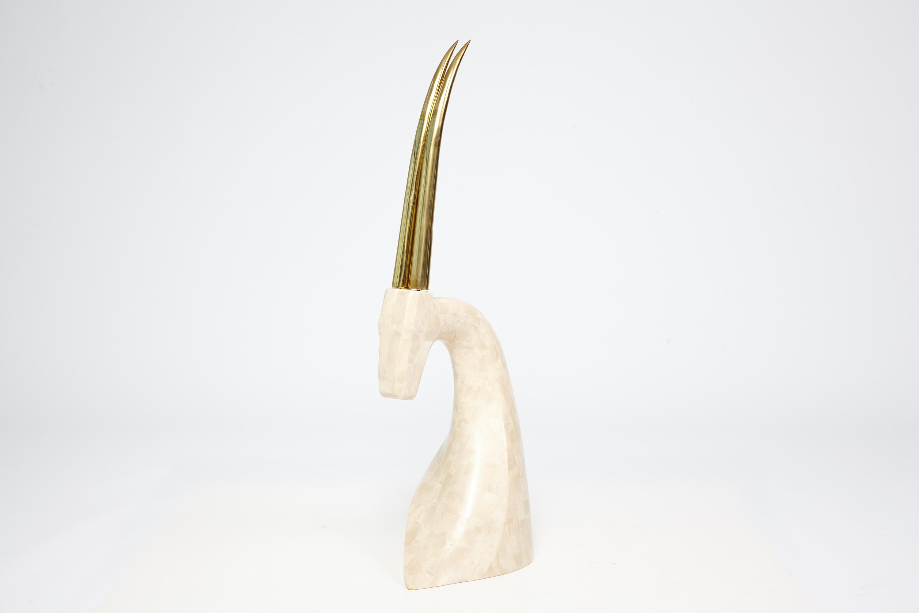 Sexy, élégante et chic. Sculpture moderne du milieu du siècle - peut-être par Maitland Smith - d'une gazelle en travertin tessellé avec de grandes cornes en laiton. Sa grande taille attire l'attention, ce qui en fait une pièce maîtresse. Il se marie