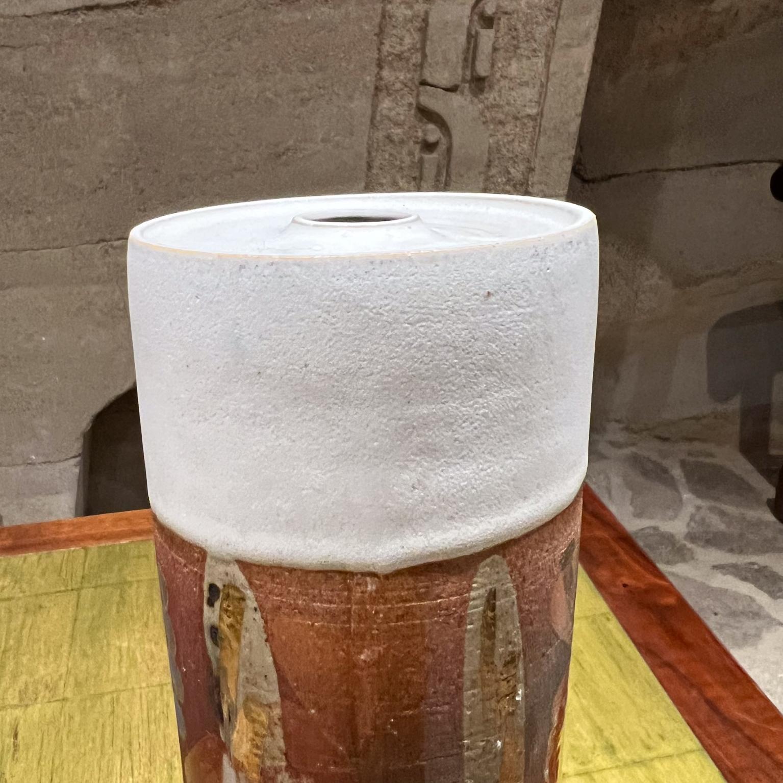 Vase sculptural des années 1970, poterie d'art, touches de couleur Bon état - En vente à Chula Vista, CA