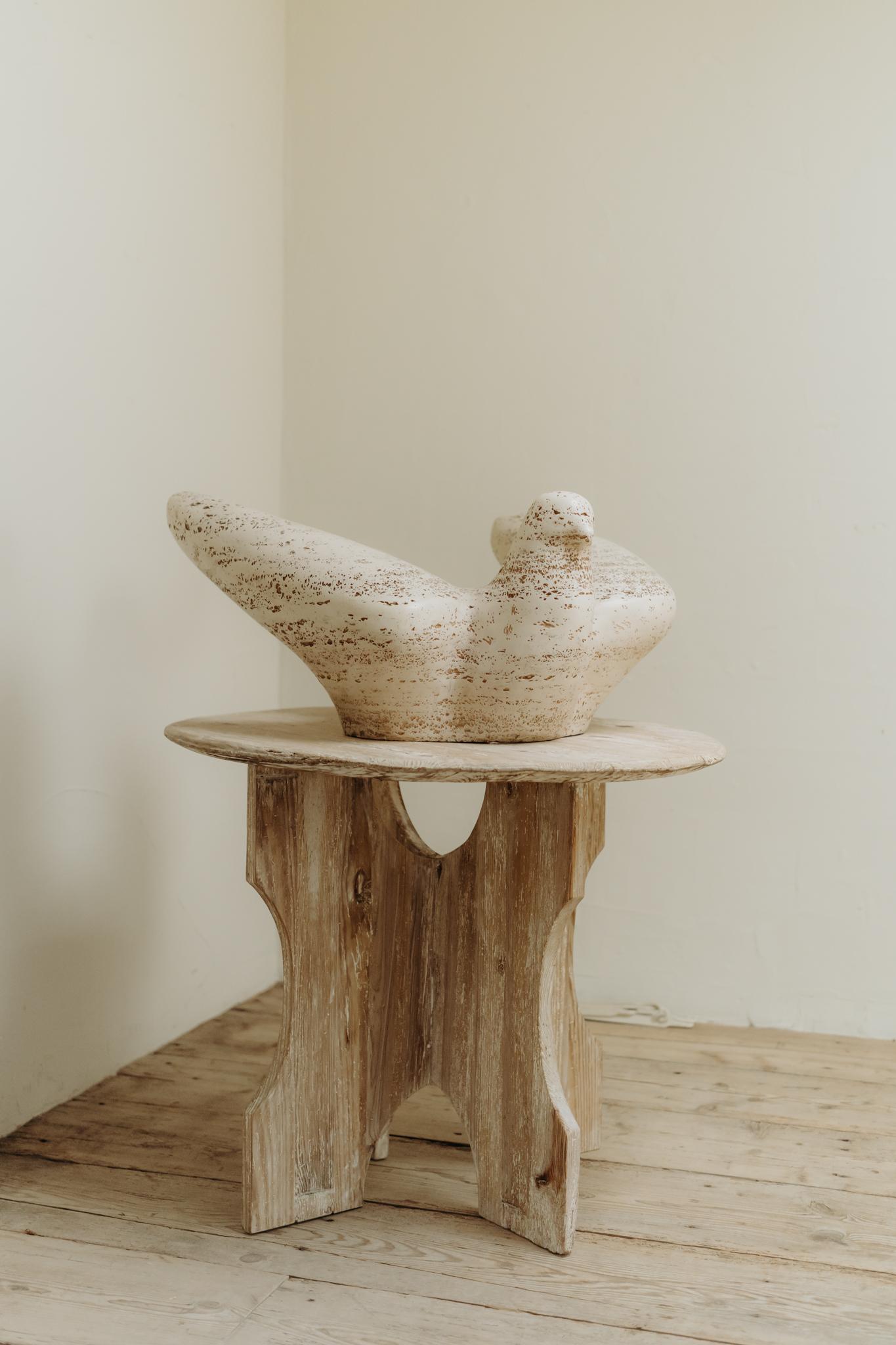 
a 1970's sculptural of a peace dove, made in travertin powder,
very poetic, strong object ...