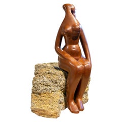 Sculpture d'une femme assise des années 1970 en bois sculpté sur une base en pierre d'huître