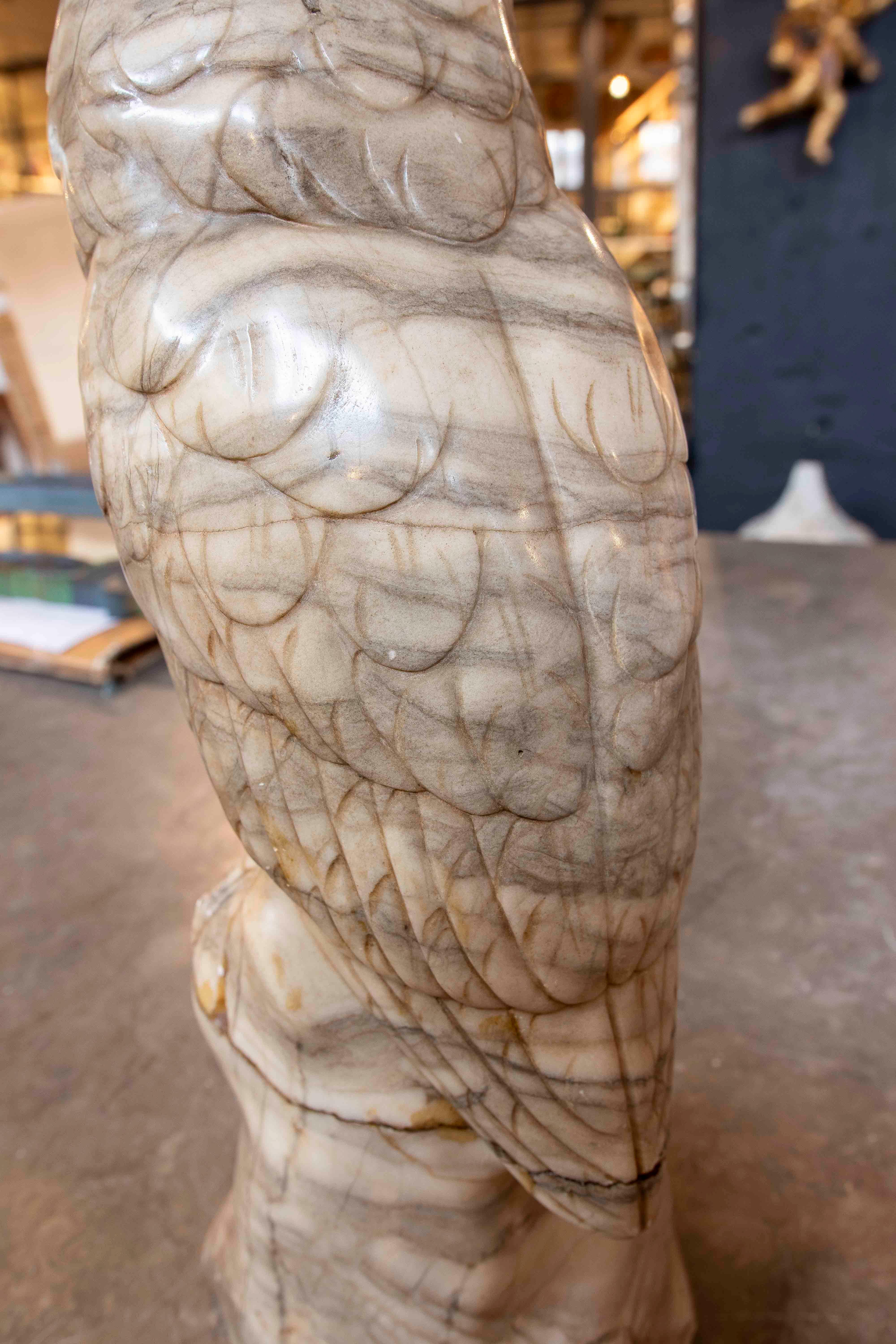 1970s Sculpture of Owl Carved in Italian Marble Veined For Sale 5