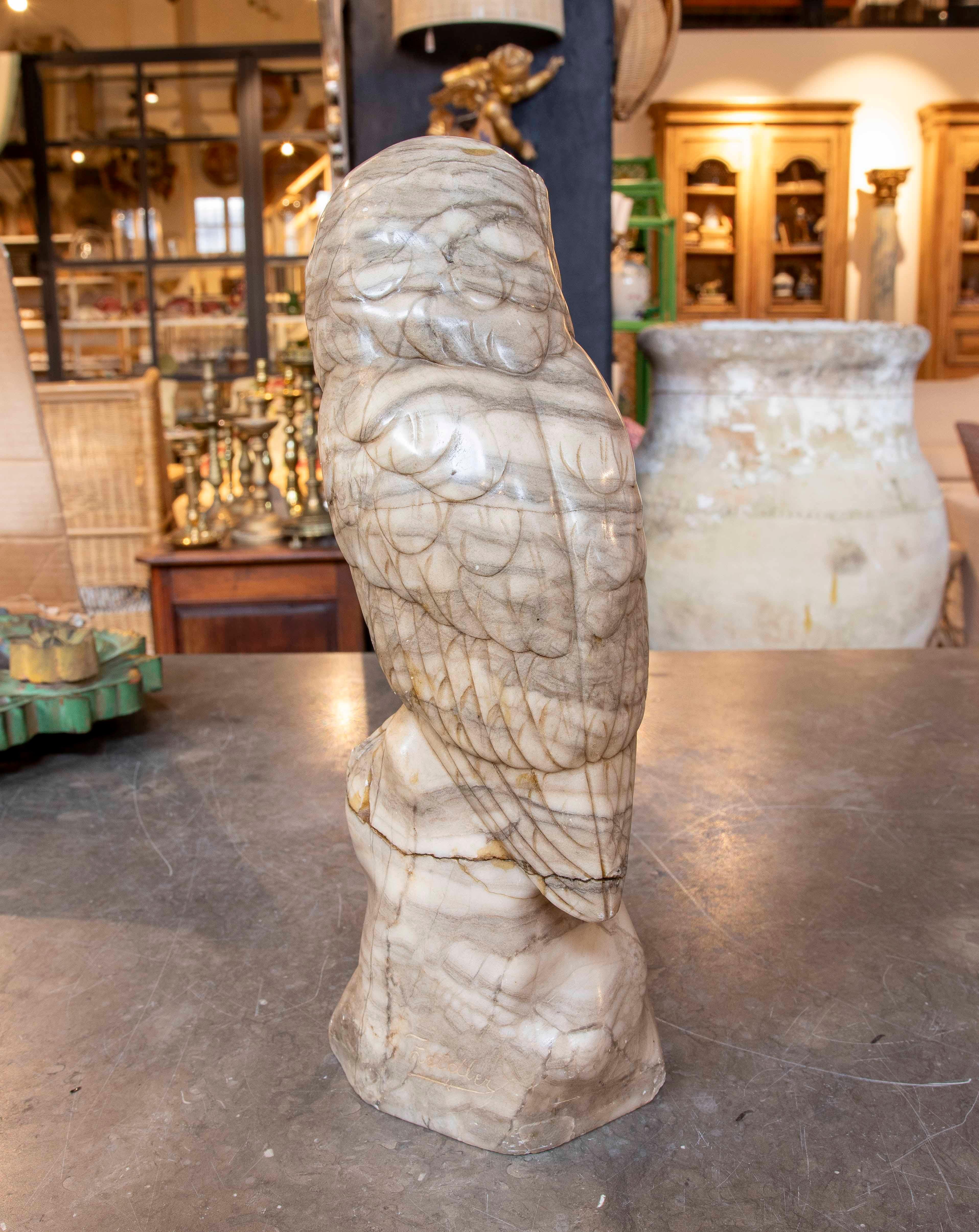 1970s Sculpture of Owl Carved in Italian Marble Veined For Sale 1
