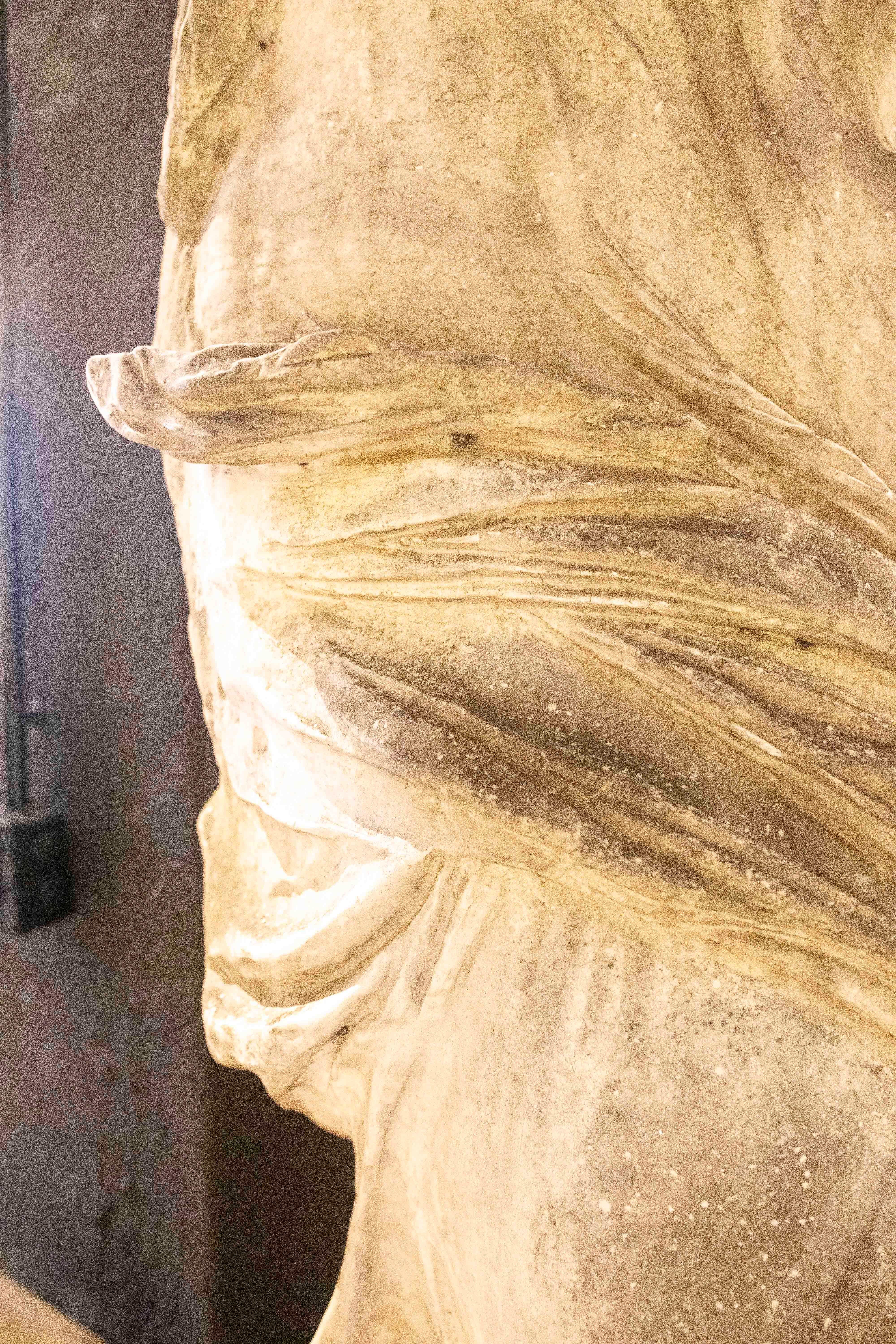 Escultura de los años 70 de la Victoria de Samotracia en resina de tamaño monumental en venta 4