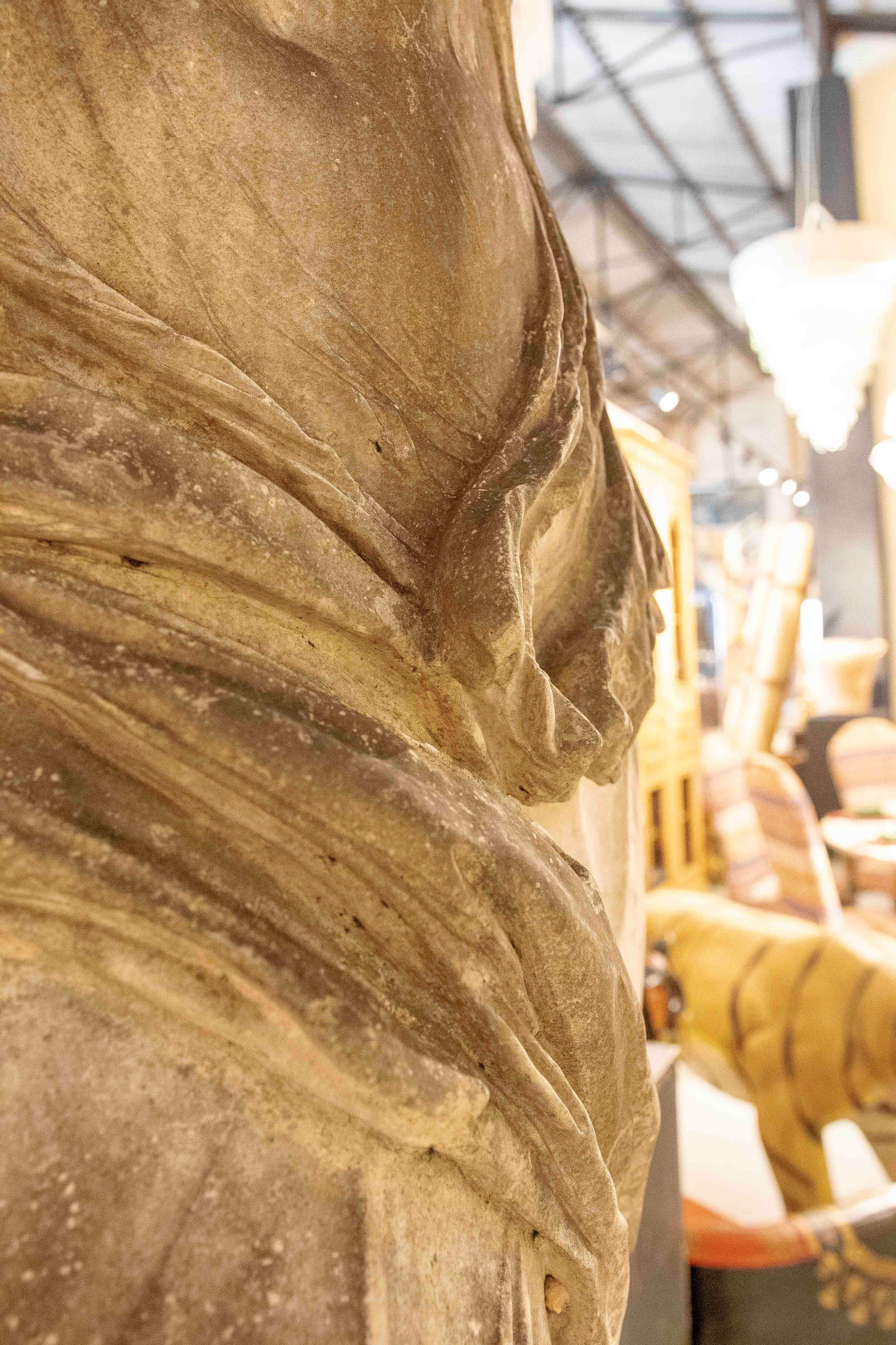 Escultura de los años 70 de la Victoria de Samotracia en resina de tamaño monumental en venta 5