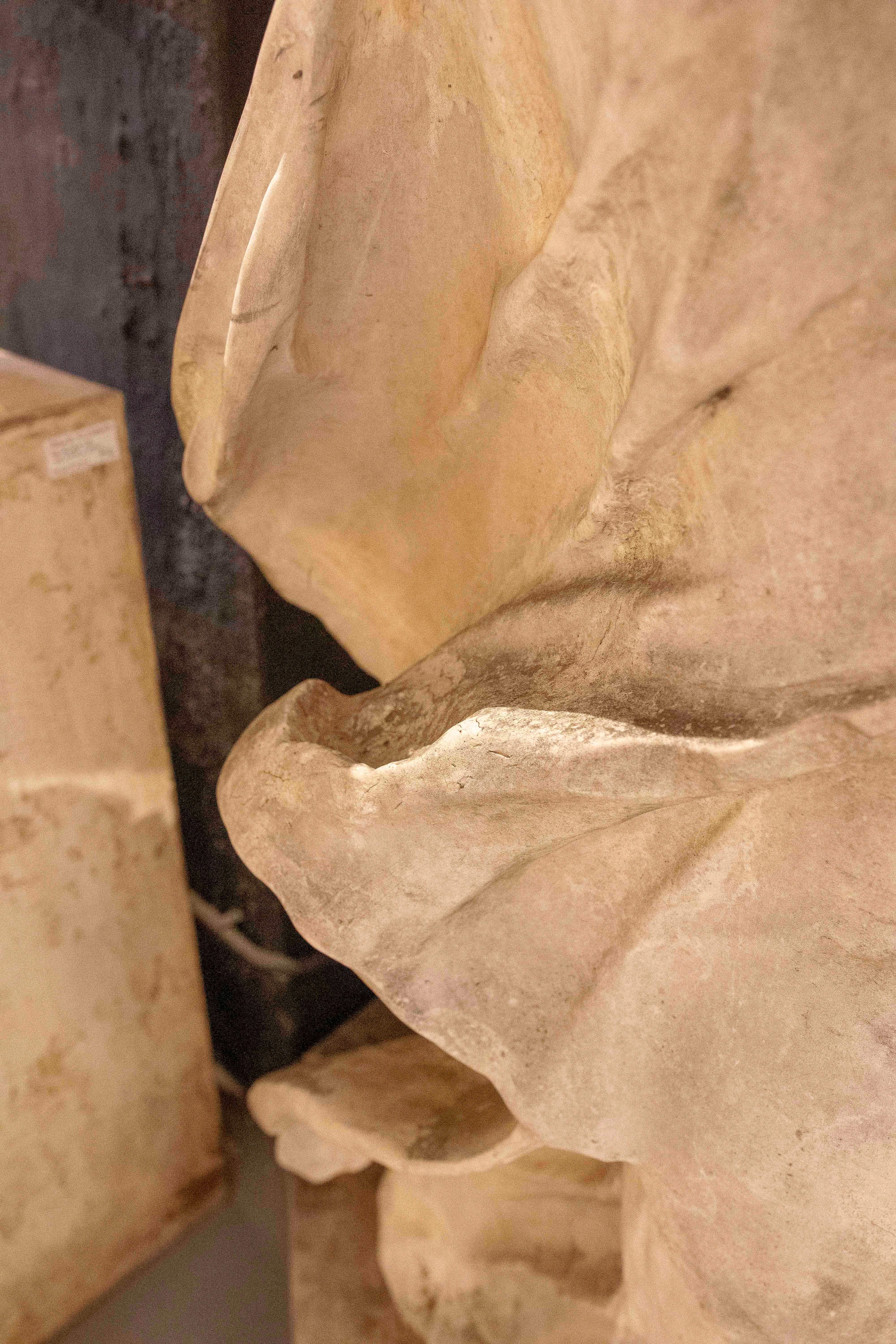 Escultura de los años 70 de la Victoria de Samotracia en resina de tamaño monumental en venta 6