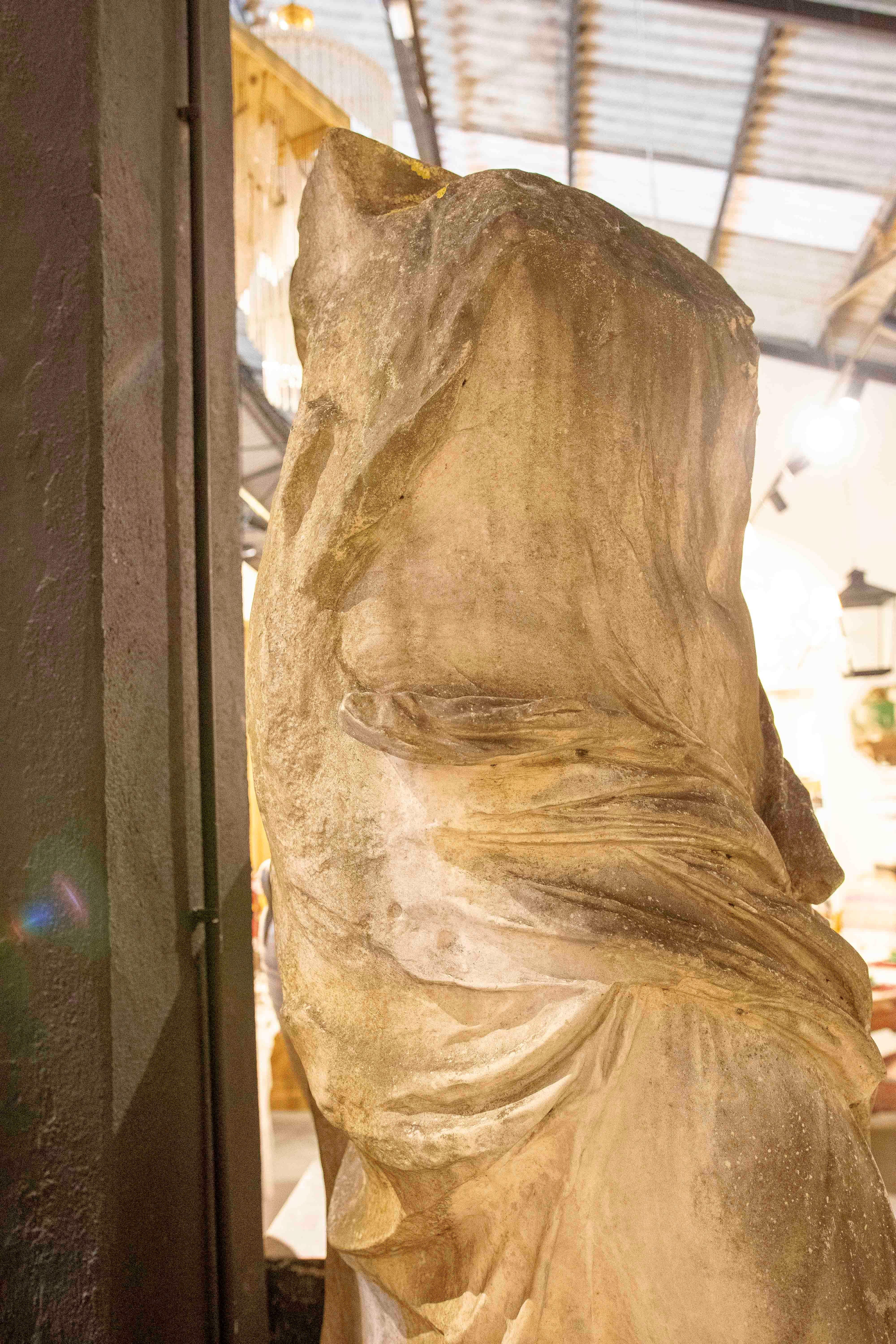 Escultura de los años 70 de la Victoria de Samotracia en resina de tamaño monumental en venta 7