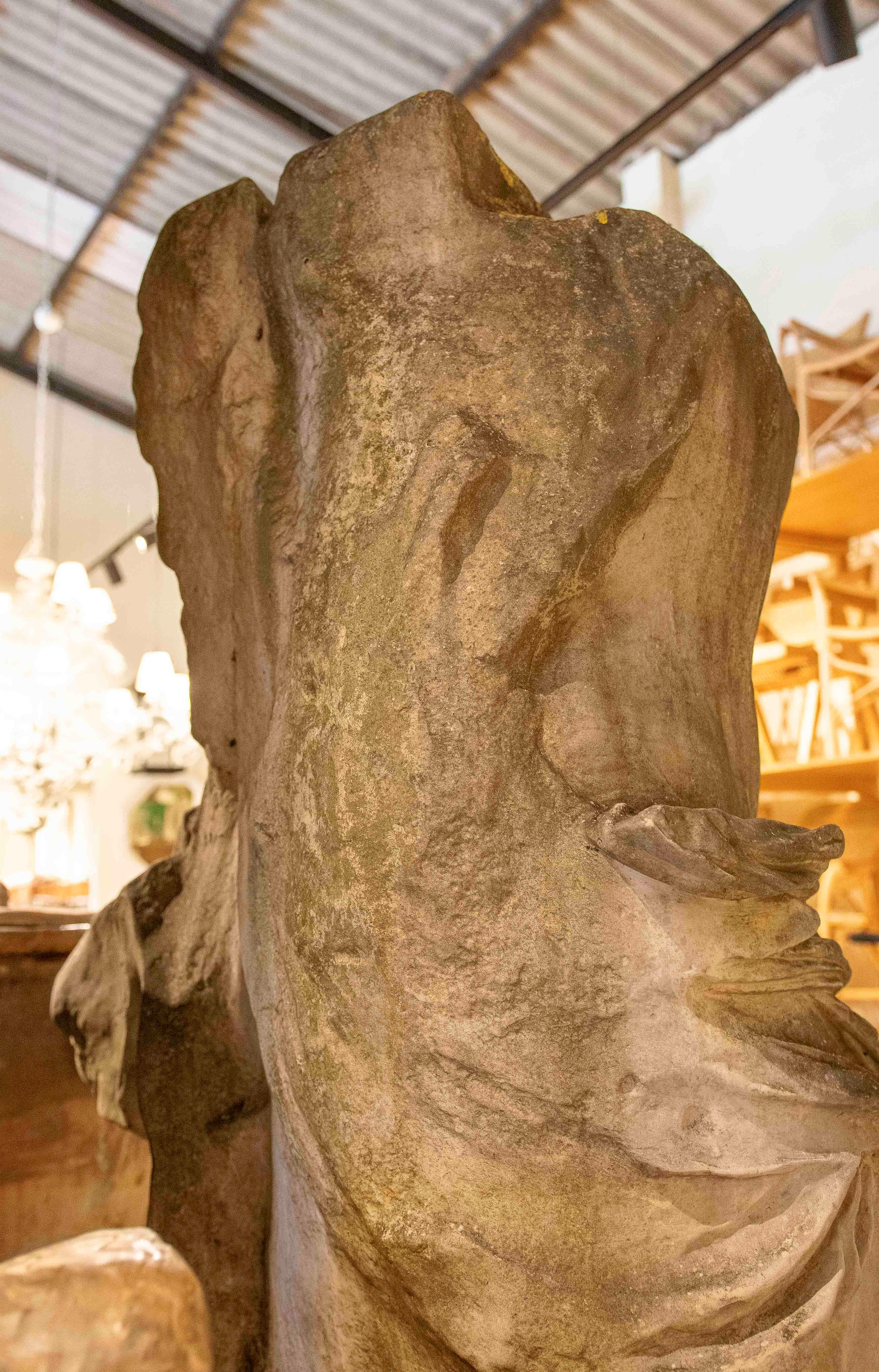 Escultura de los años 70 de la Victoria de Samotracia en resina de tamaño monumental en venta 8