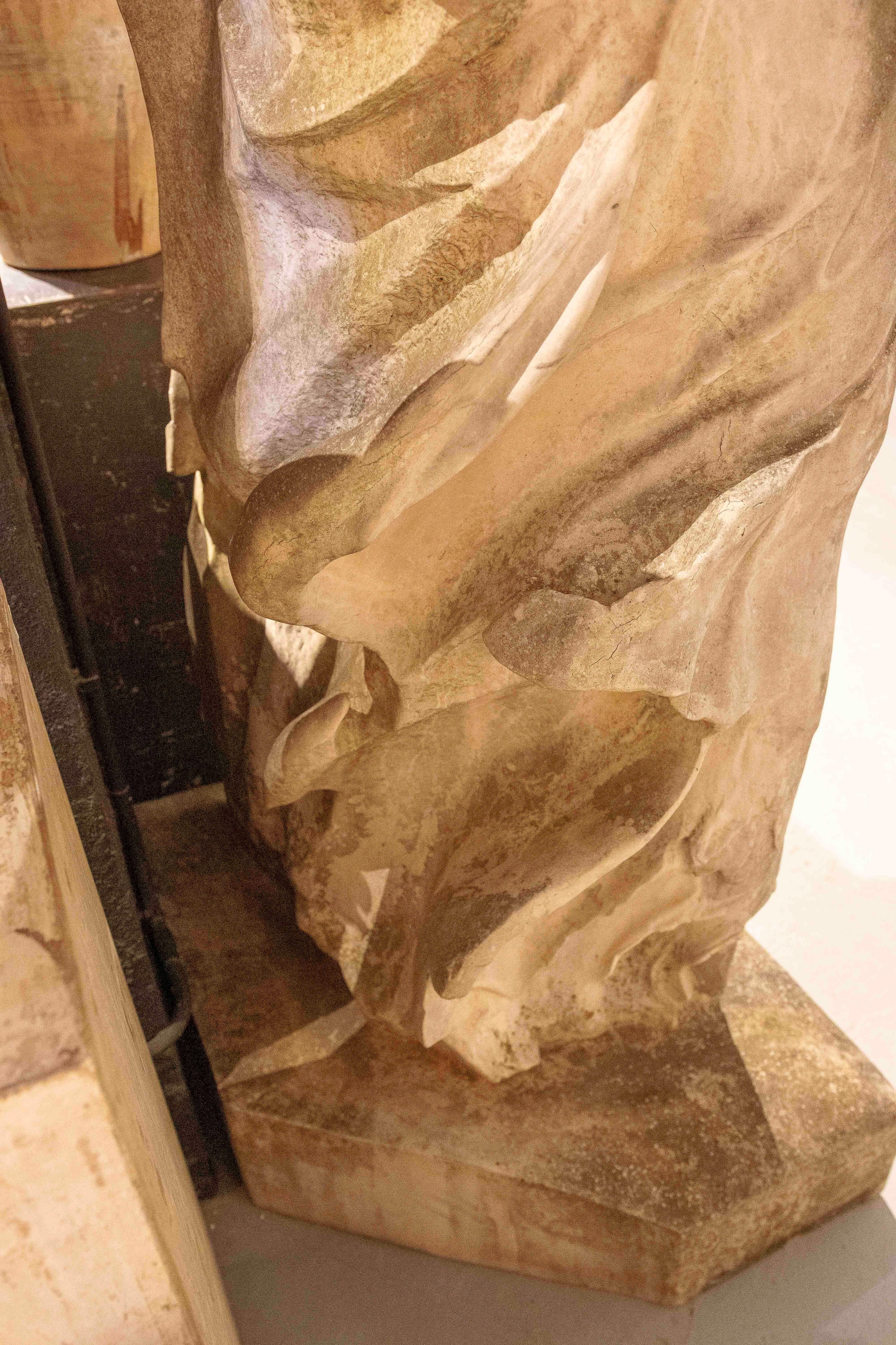 Escultura de los años 70 de la Victoria de Samotracia en resina de tamaño monumental en venta 9