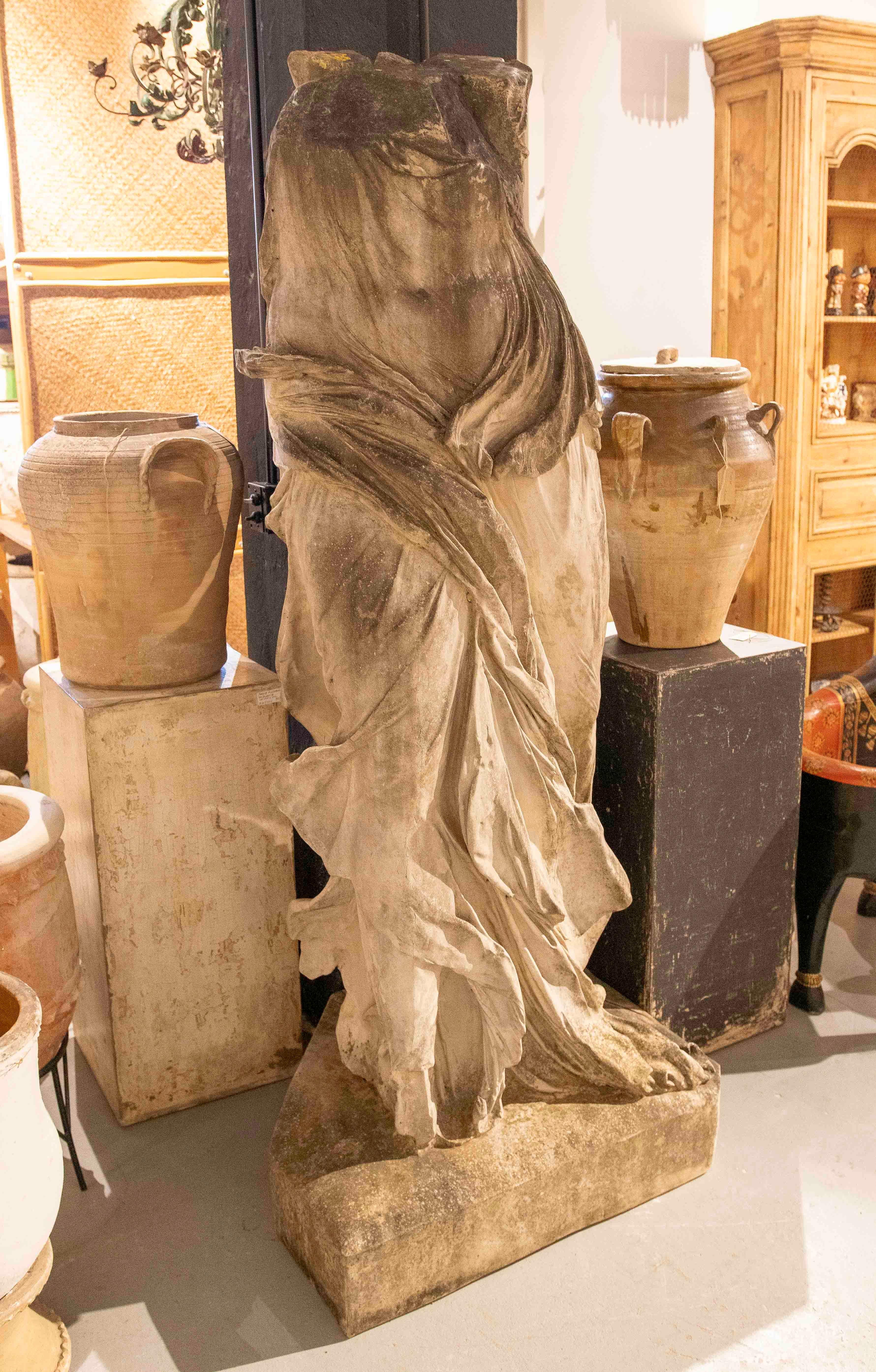Escultura de los años 70 de la Victoria de Samotracia en resina de tamaño monumental en venta 11