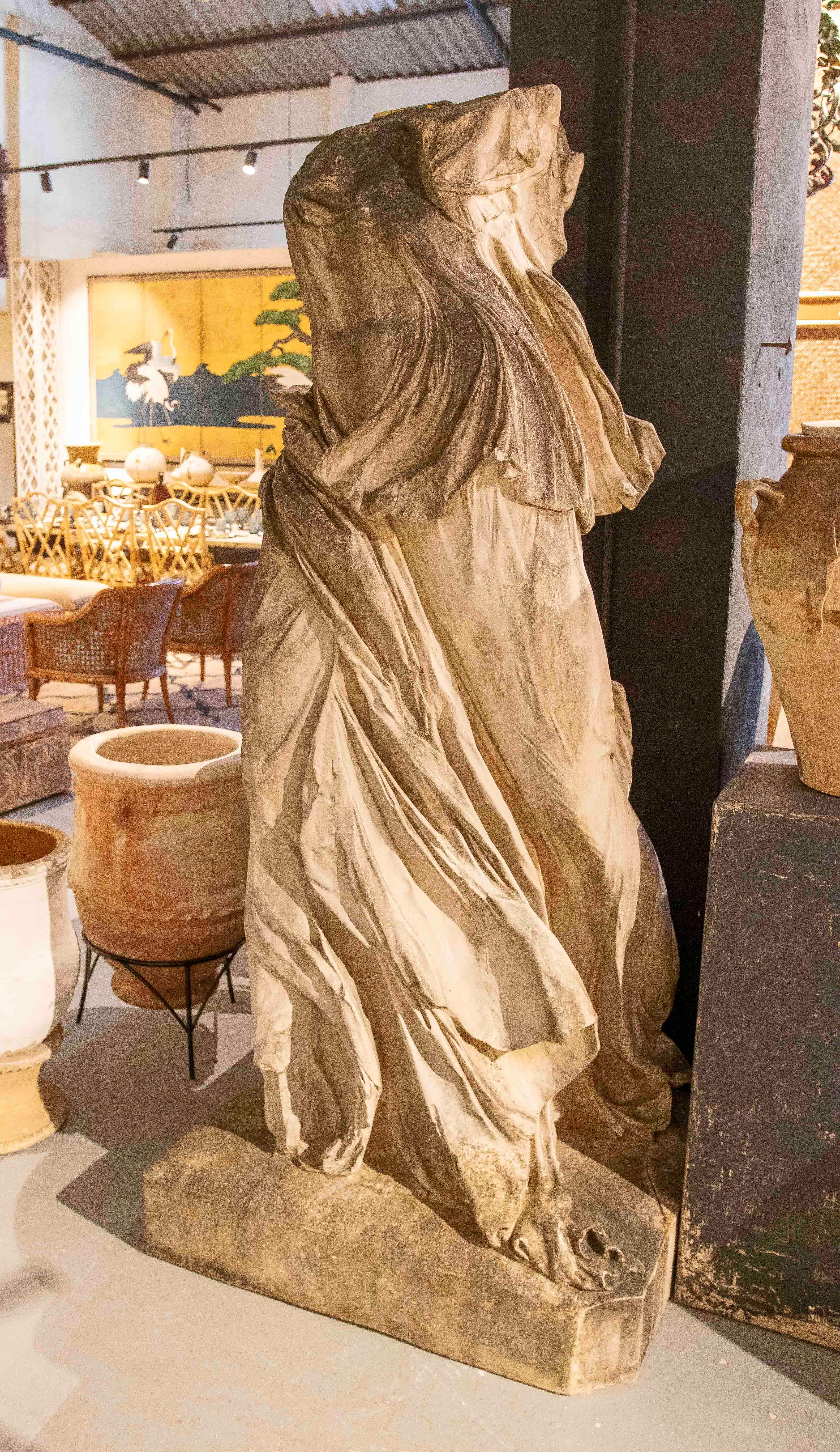 Escultura de los años 70 de la Victoria de Samotracia en resina de tamaño monumental en venta 12