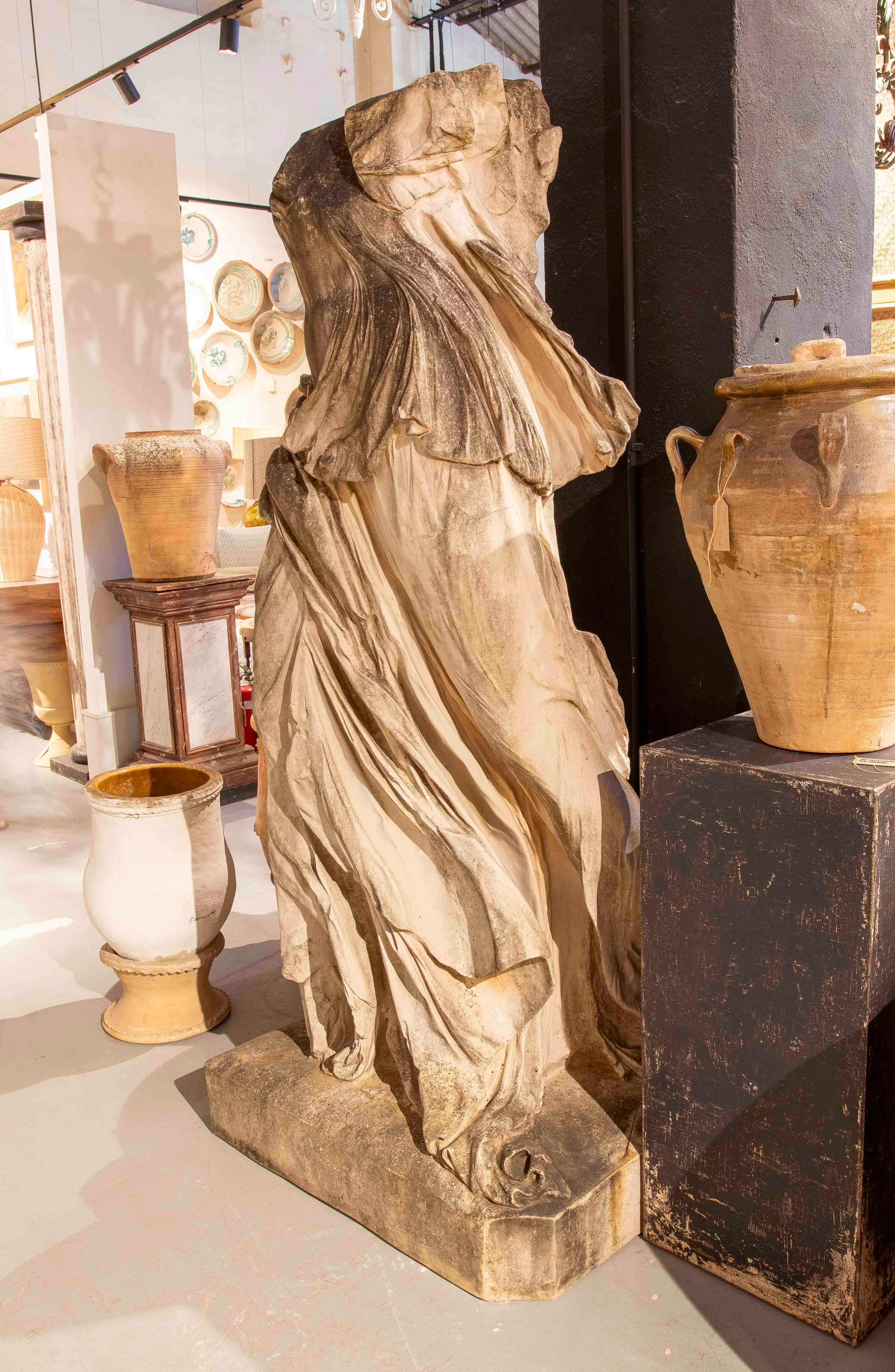 Escultura de los años 70 de la Victoria de Samotracia en resina de tamaño monumental Italiano en venta