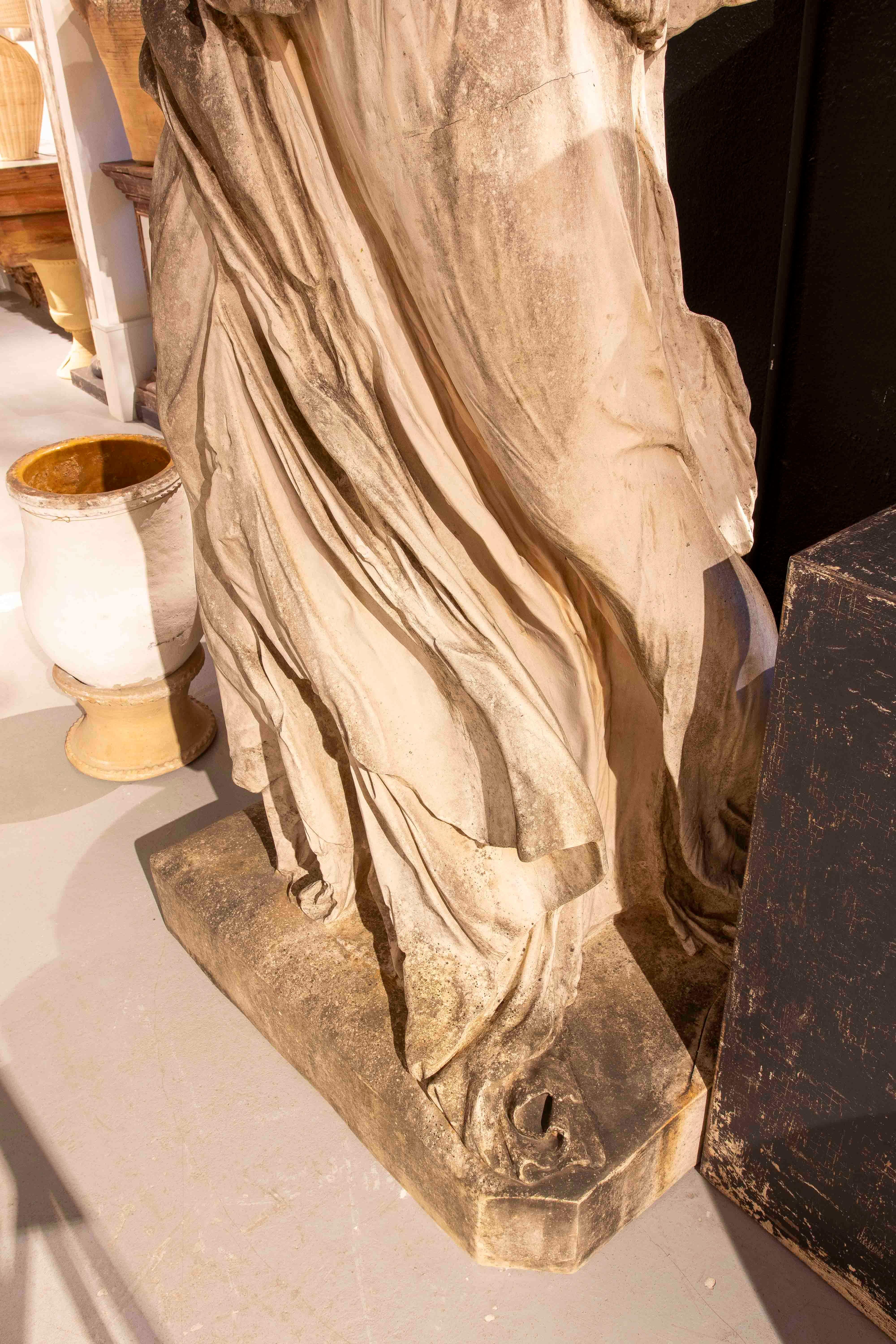 Escultura de los años 70 de la Victoria de Samotracia en resina de tamaño monumental en venta 1