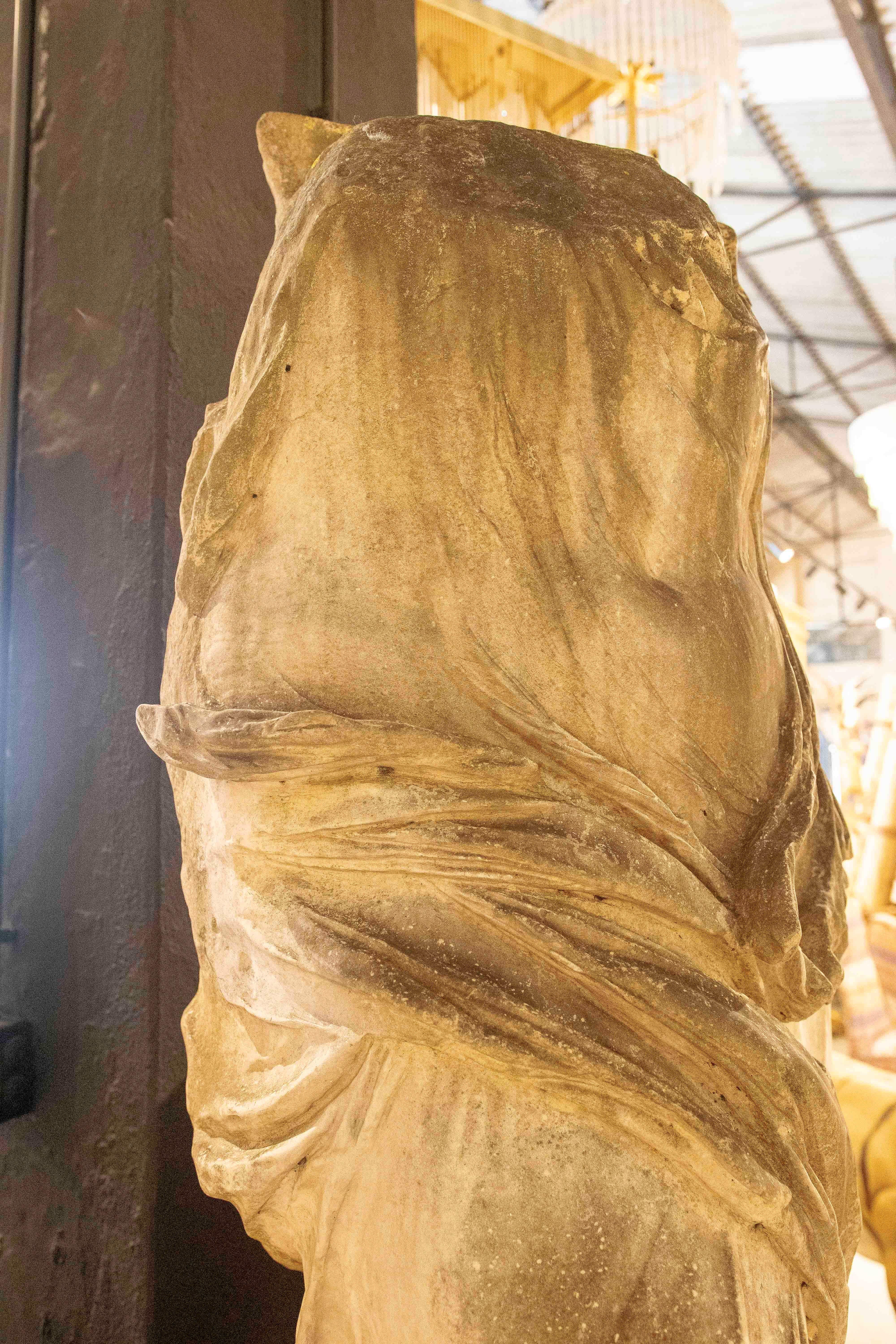 Escultura de los años 70 de la Victoria de Samotracia en resina de tamaño monumental en venta 3