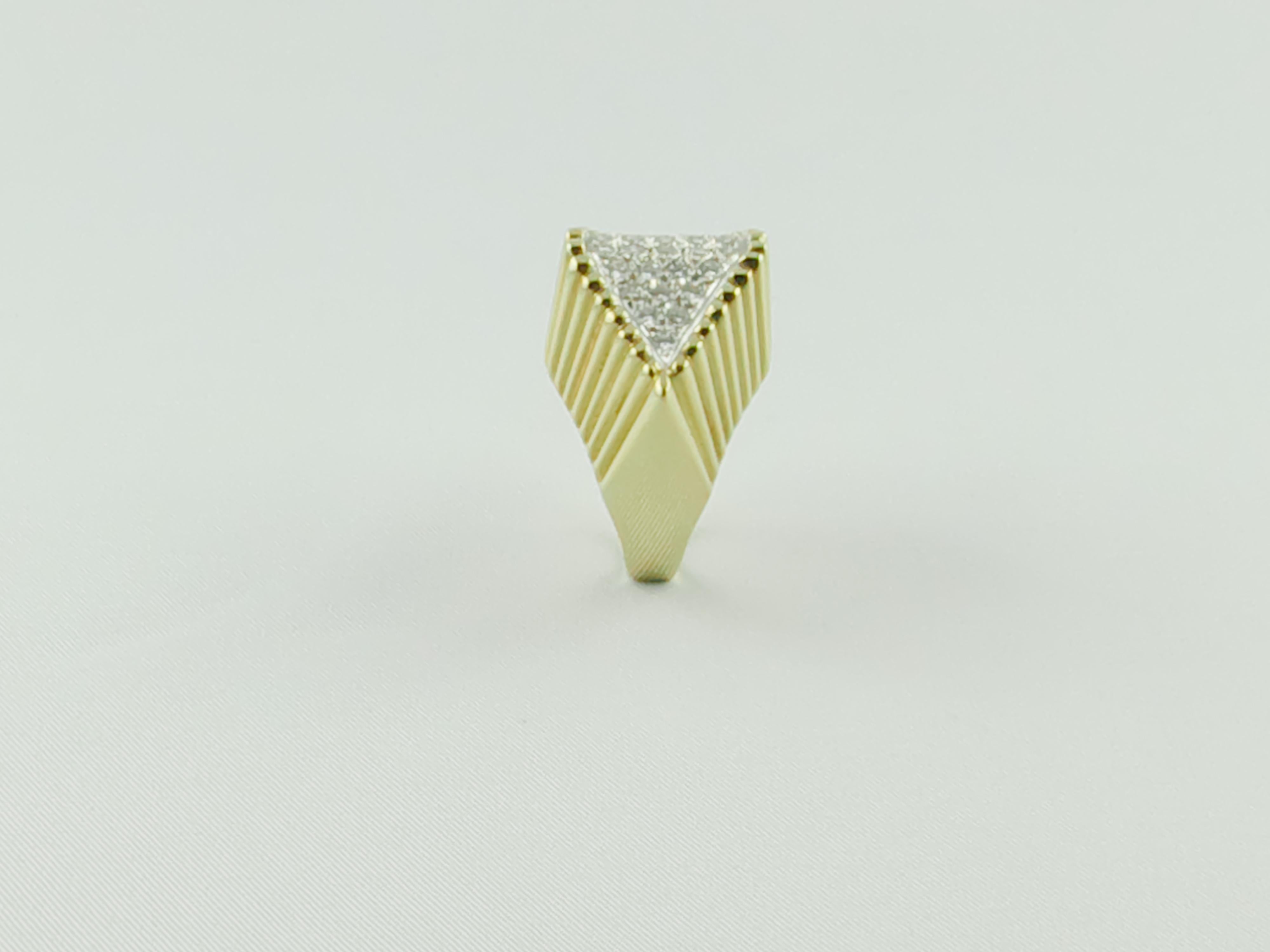 1970s Sculptured 18 Karat Yellow Gold and Diamond Ring In Good Condition In Torino, IT