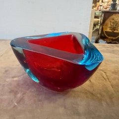 Cuenco de cristal de Murano Glass Sommerso rojo y azul de Seguso, de la década de 1970, estilo «Space Age»
