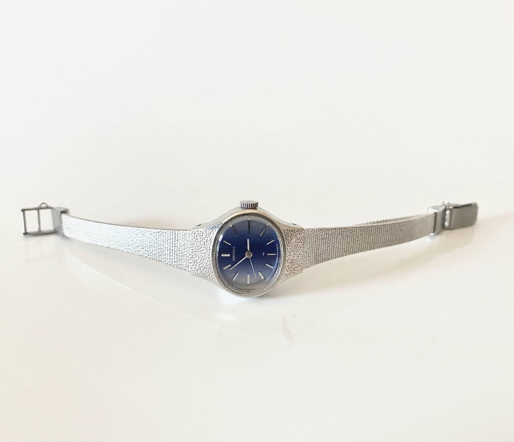 Montre-bracelet jonc Seiko bleu à cadran ovale en maille d'acier, années 1970 3