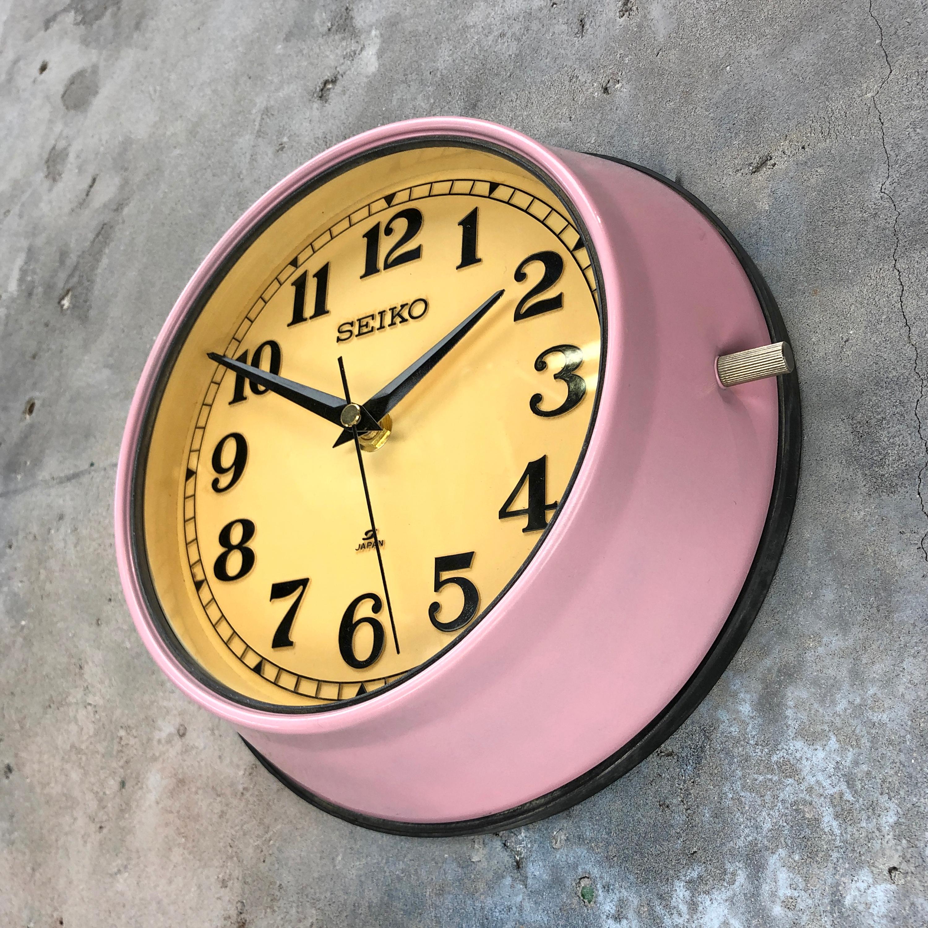 Horloge murale Seiko rétro vintage et industrielle en acier ancien et quartz, rose, années 1970 en vente 1