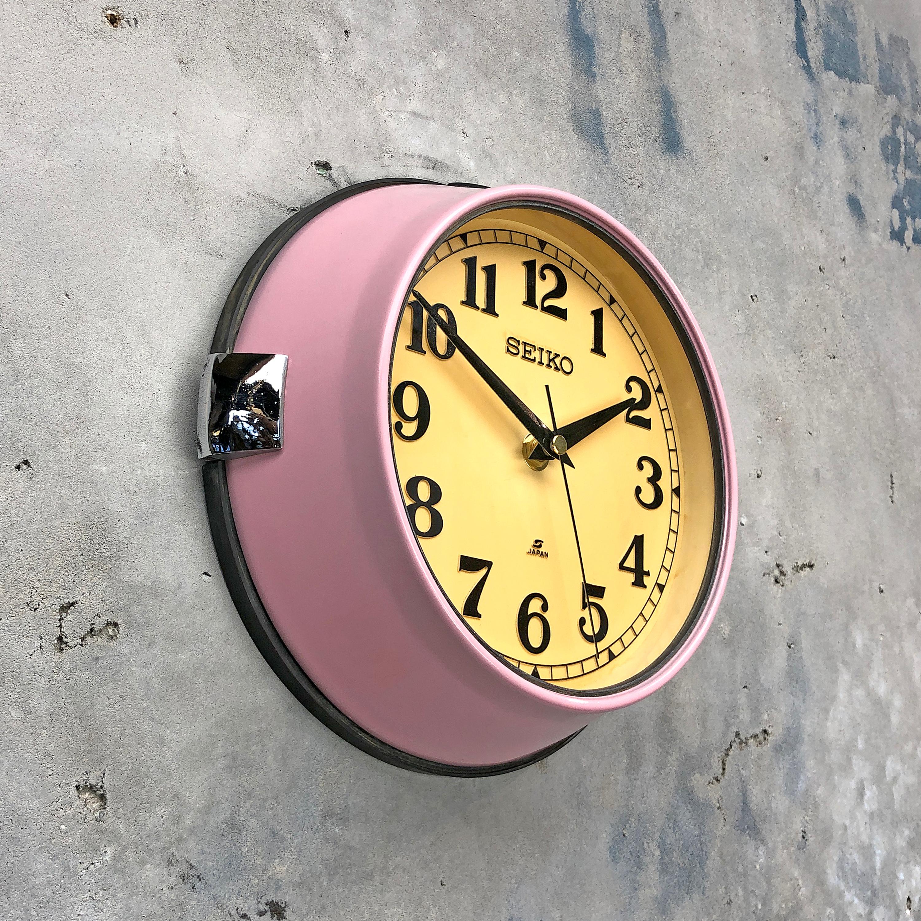 Fin du 20e siècle Horloge murale Seiko rétro vintage et industrielle en acier ancien et quartz, rose, années 1970 en vente