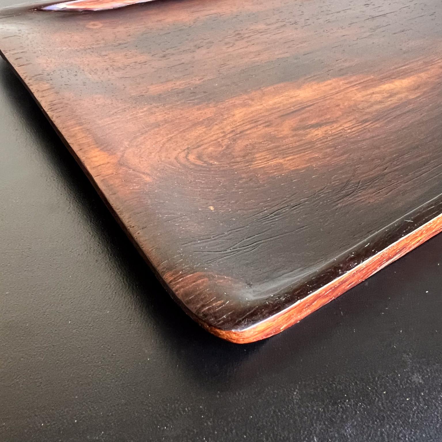 Exotisches Palisanderholz Elegantes Servicetablett
Klare moderne Linien
17,88 lang x 7,75 b x 0,63 h
Vintage aus Vorbesitz
Siehe Bilder