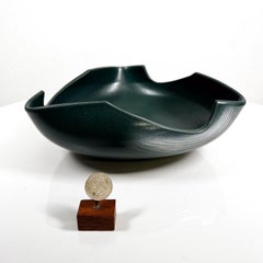 Plat en céramique triangulaire vert insolite des années 1970 de style Art Nouveau