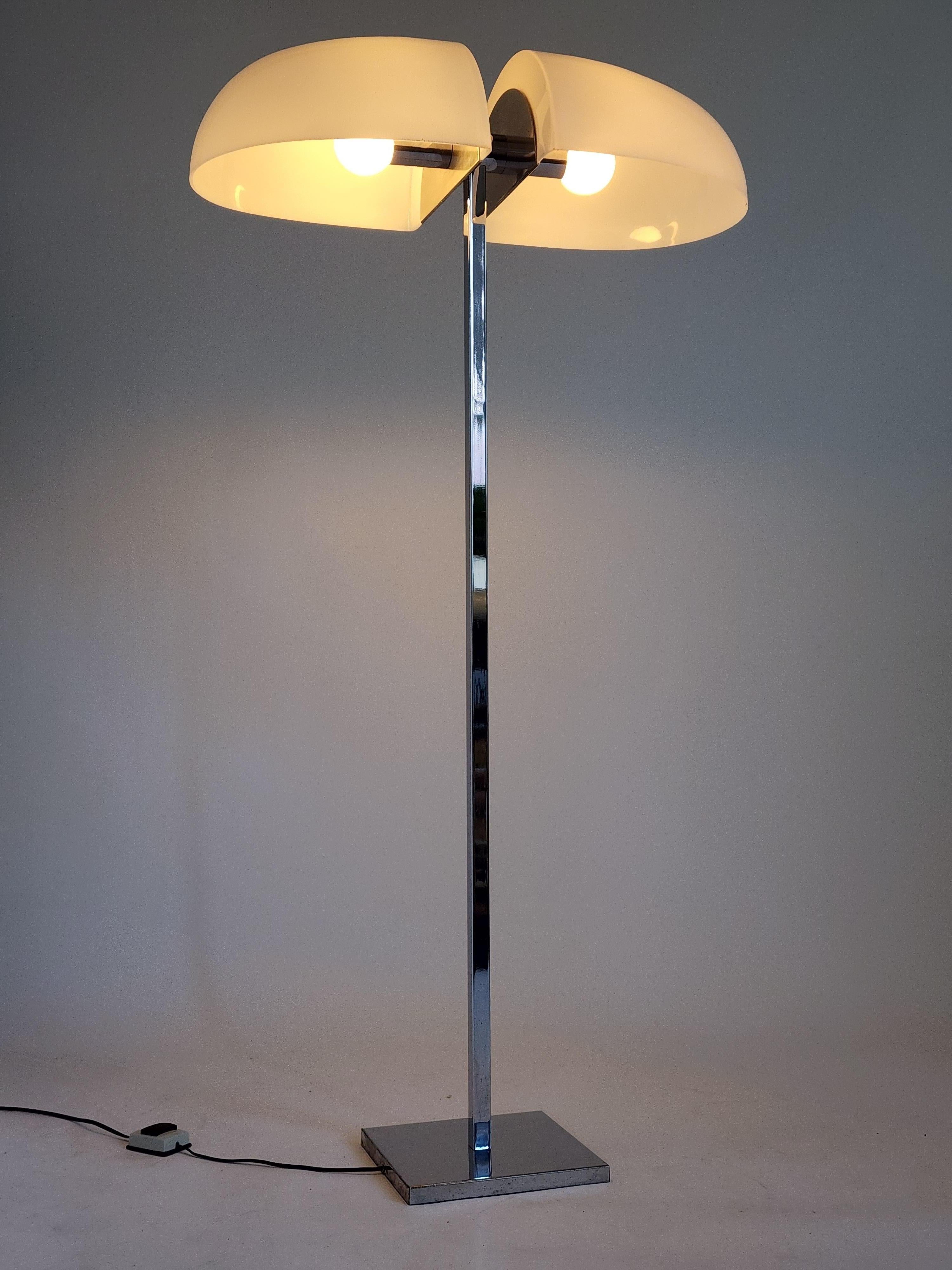 Rare lampadaire de Sergio Asti.

Grand abat-jour en acrylique à fente d'aération reposant sur une structure chromée. 

Chaque abat-jour mesure 13,50 po de long, 7,5 po de haut et 15,25 po de profondeur. 

2 douilles céramiques E26 de taille