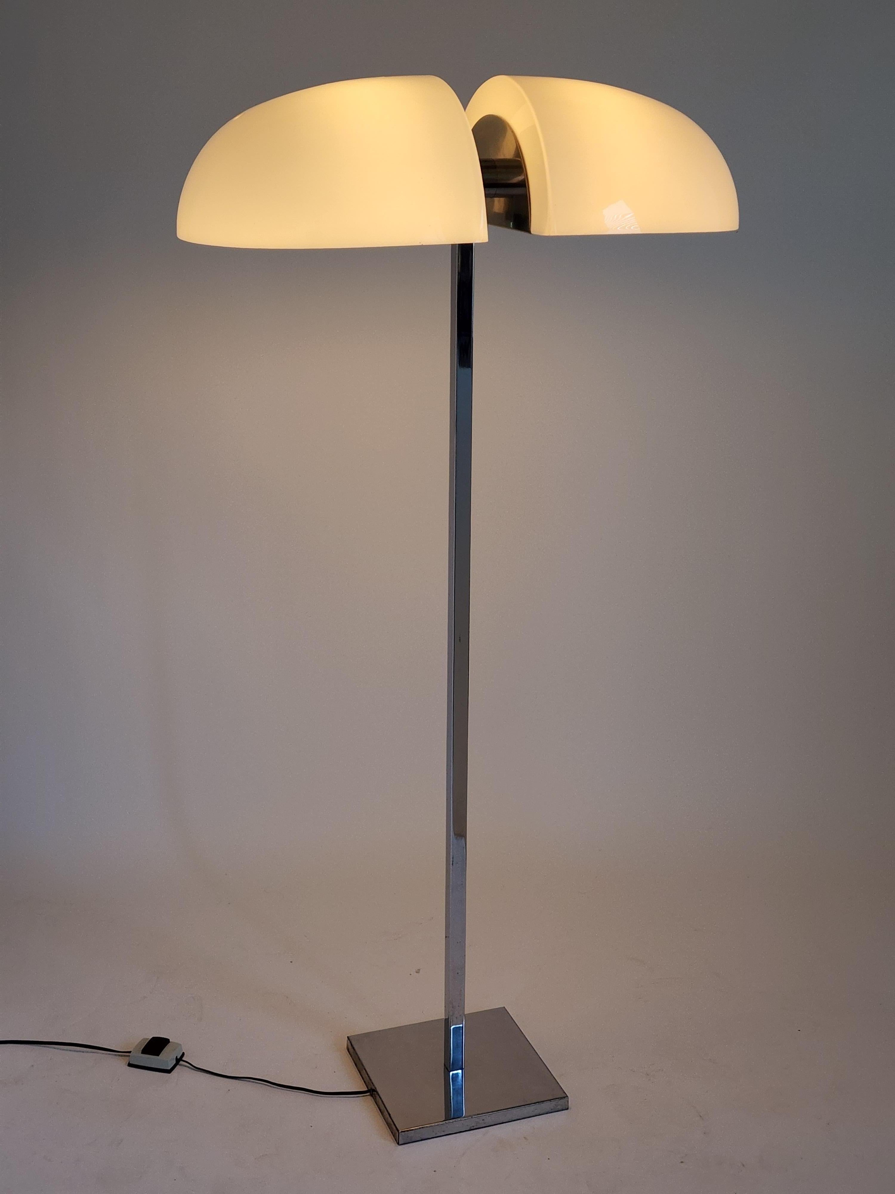 1970s Sergio Asti Acrylic Shade Floor Lamp, Italy  In Good Condition For Sale In St- Leonard, Quebec