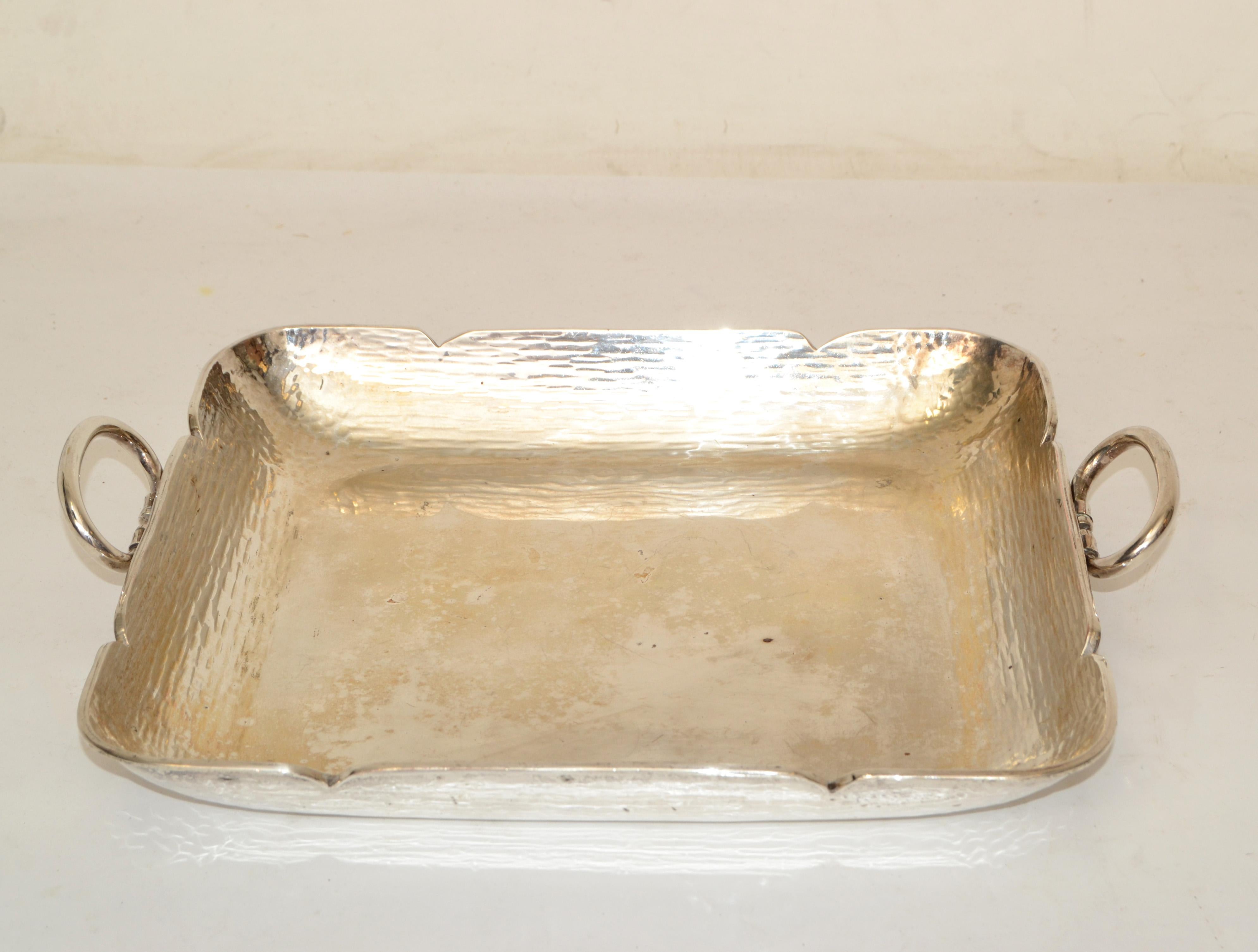 Martellato Vassoio da portata anni '70 Maniglie in acciaio martellato placcato argento Mid-Century Modern in vendita