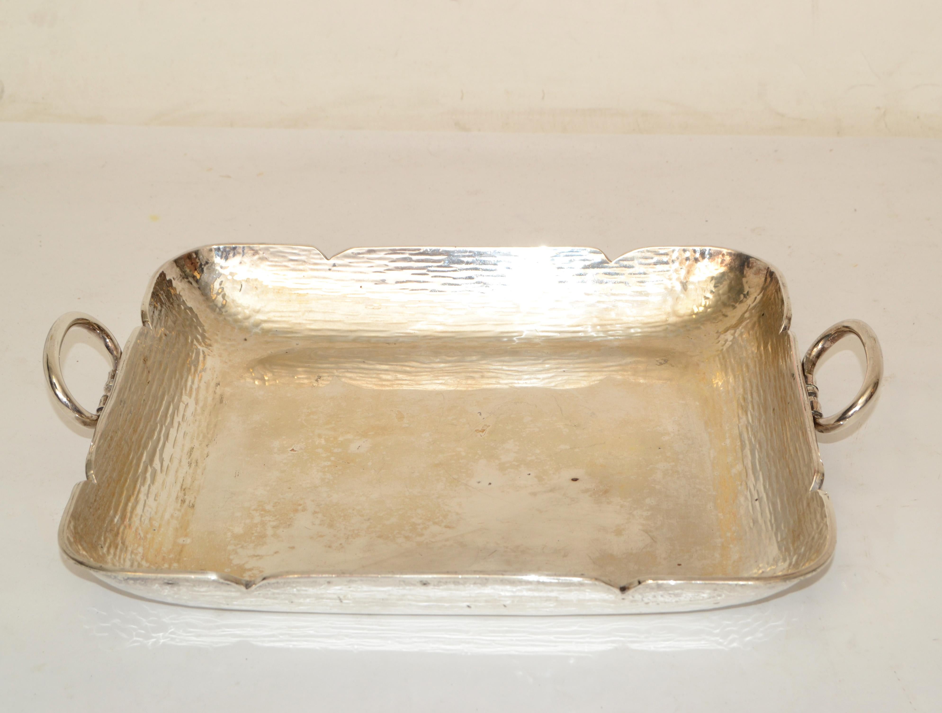 Bandeja de servir de los años 70 Asas de acero martillado plateado Moderna de mediados de siglo Martillado en venta
