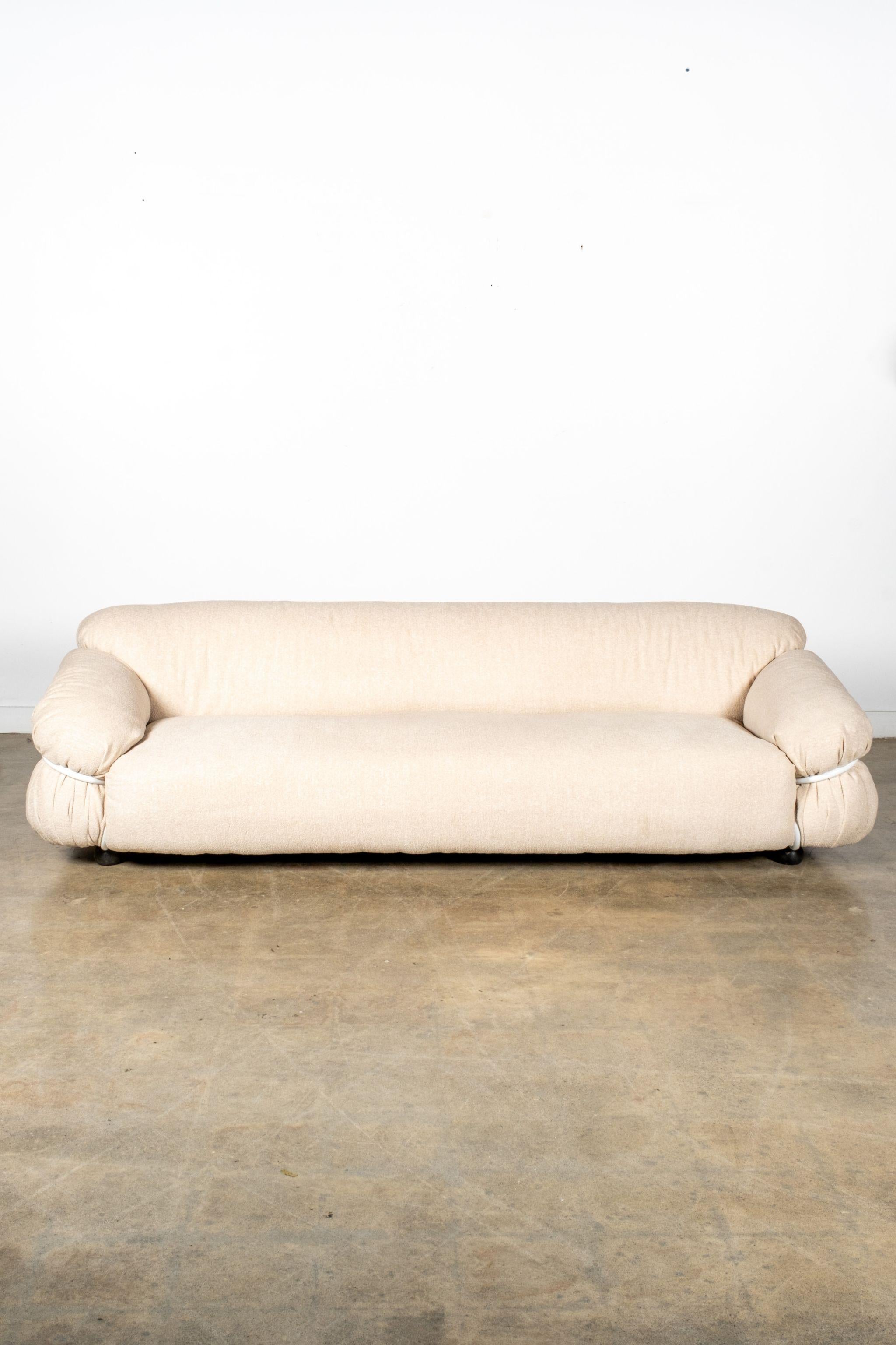 Como sentarse en una nube...

Diseño histórico de Gianfranco Frattini, Sesann es una colección de sofás y sillones de formas suaves y acogedoras que evocan sensaciones de calidez y sensualidad, gracias al armazón tubular de metal que actúa como