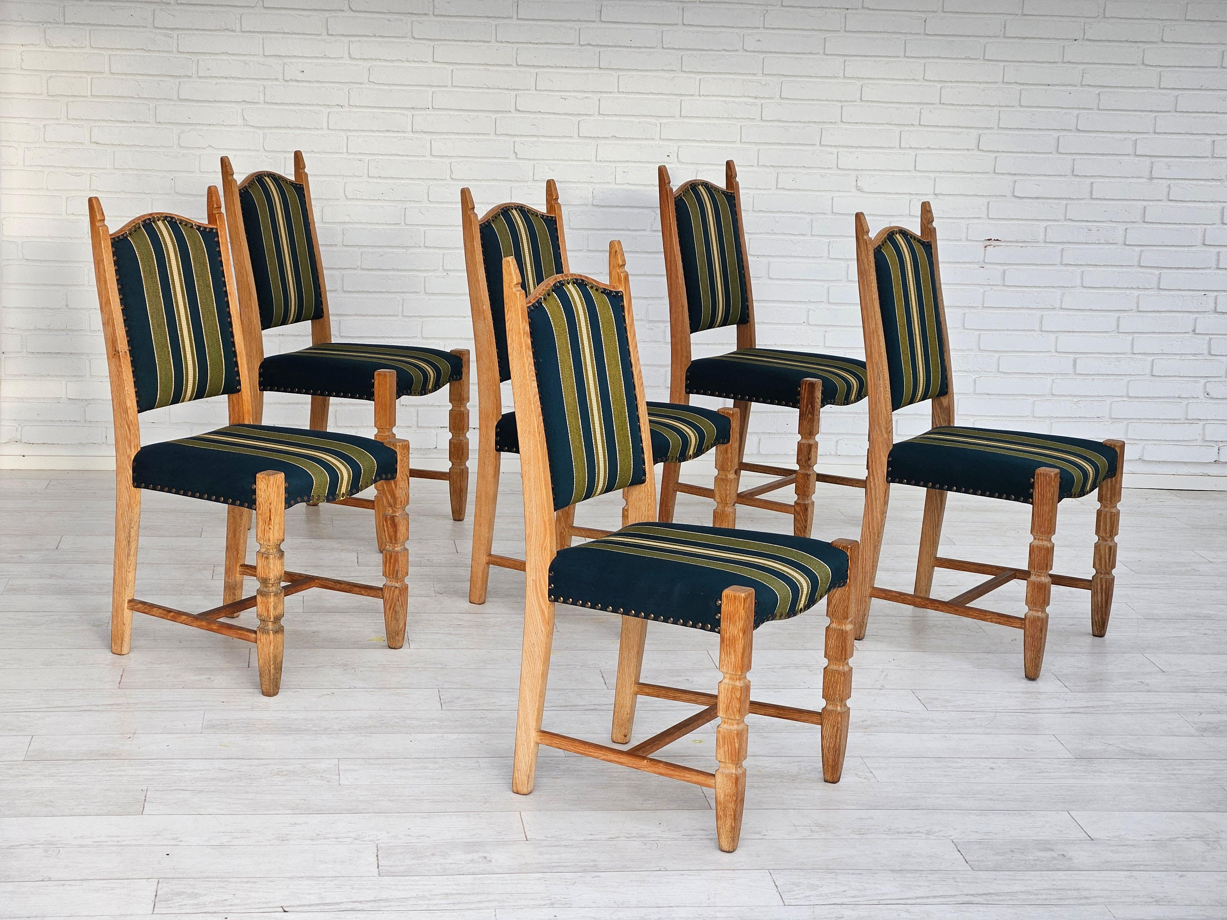 Anni '70, set di 6 sedie da pranzo danesi. Condizioni originali molto buone: nessun odore e nessuna macchia. Tessuto di lana per mobili, legno di quercia. Prodotto da un produttore di mobili danese intorno al 1970.