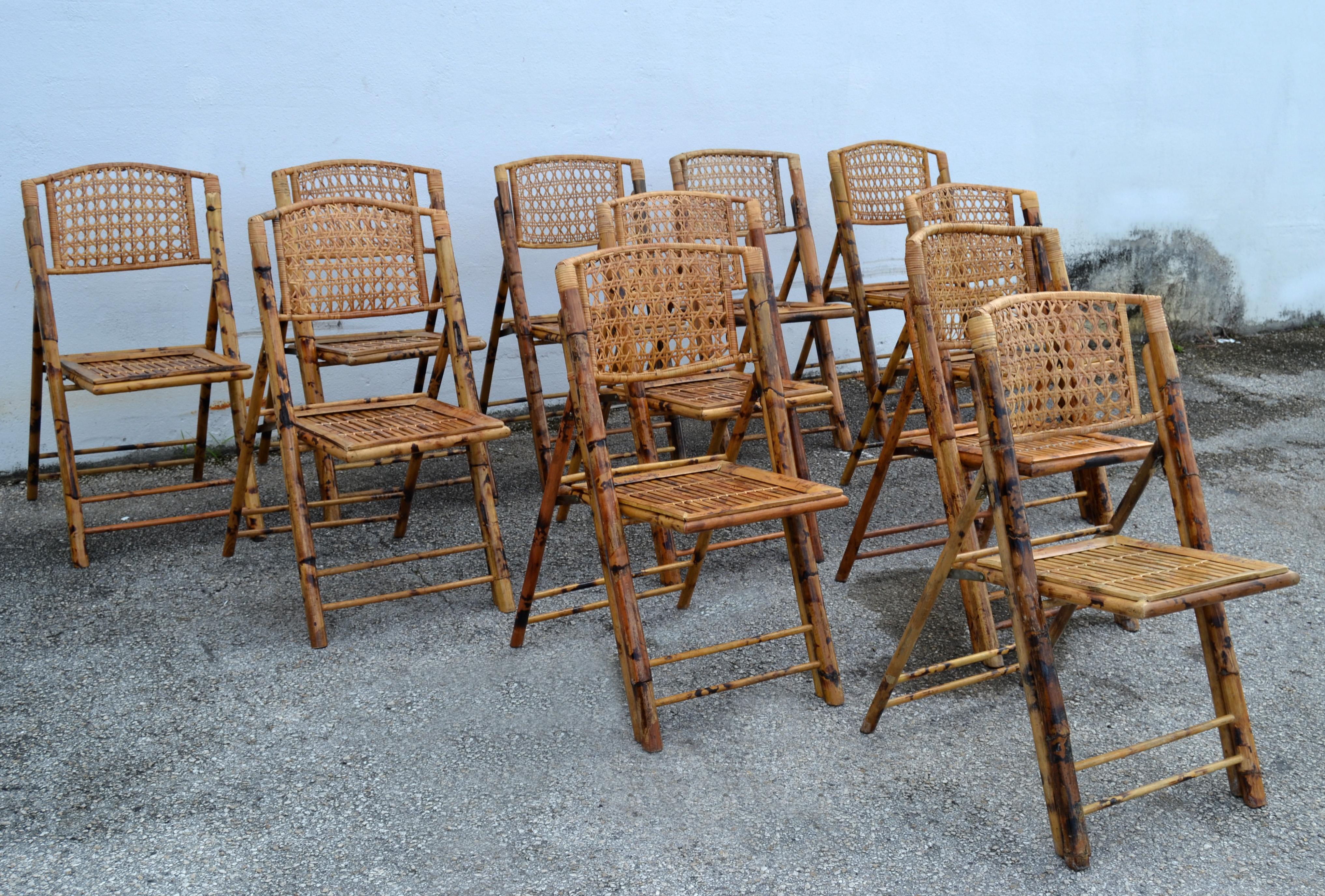 Conjunto de 11 sillas de comedor o de eventos vintage de bambú tigre quemado British Colonial, de estilo bohemio chic de mediados del siglo XX, fabricadas hacia la década de 1970.
El conjunto incluye respaldo de caña tejido a mano y asientos de