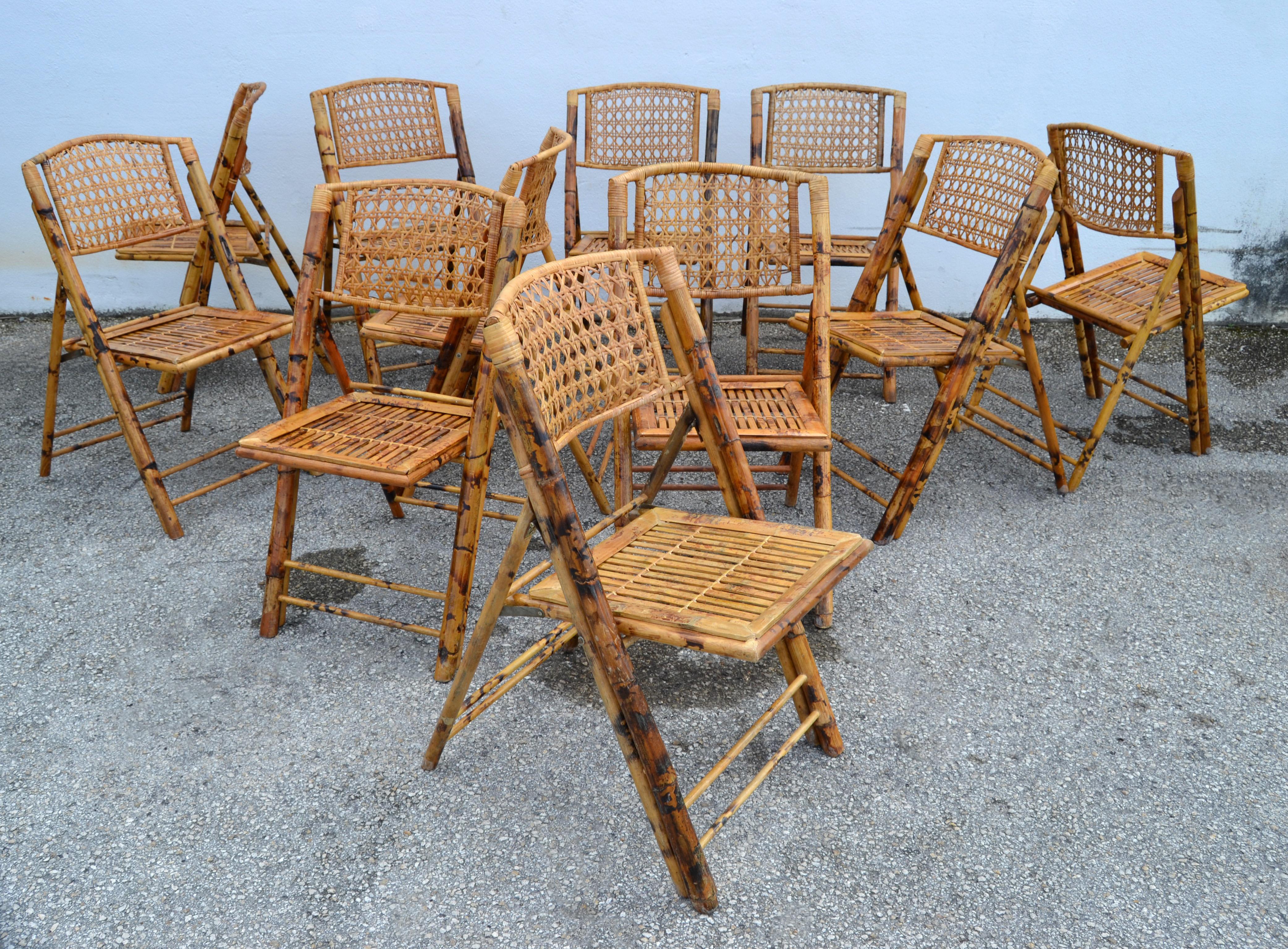 Set de 11 sillas plegables de bambú Tigre Quemado, de los años 70 Bohemian Chic Estadounidense en venta