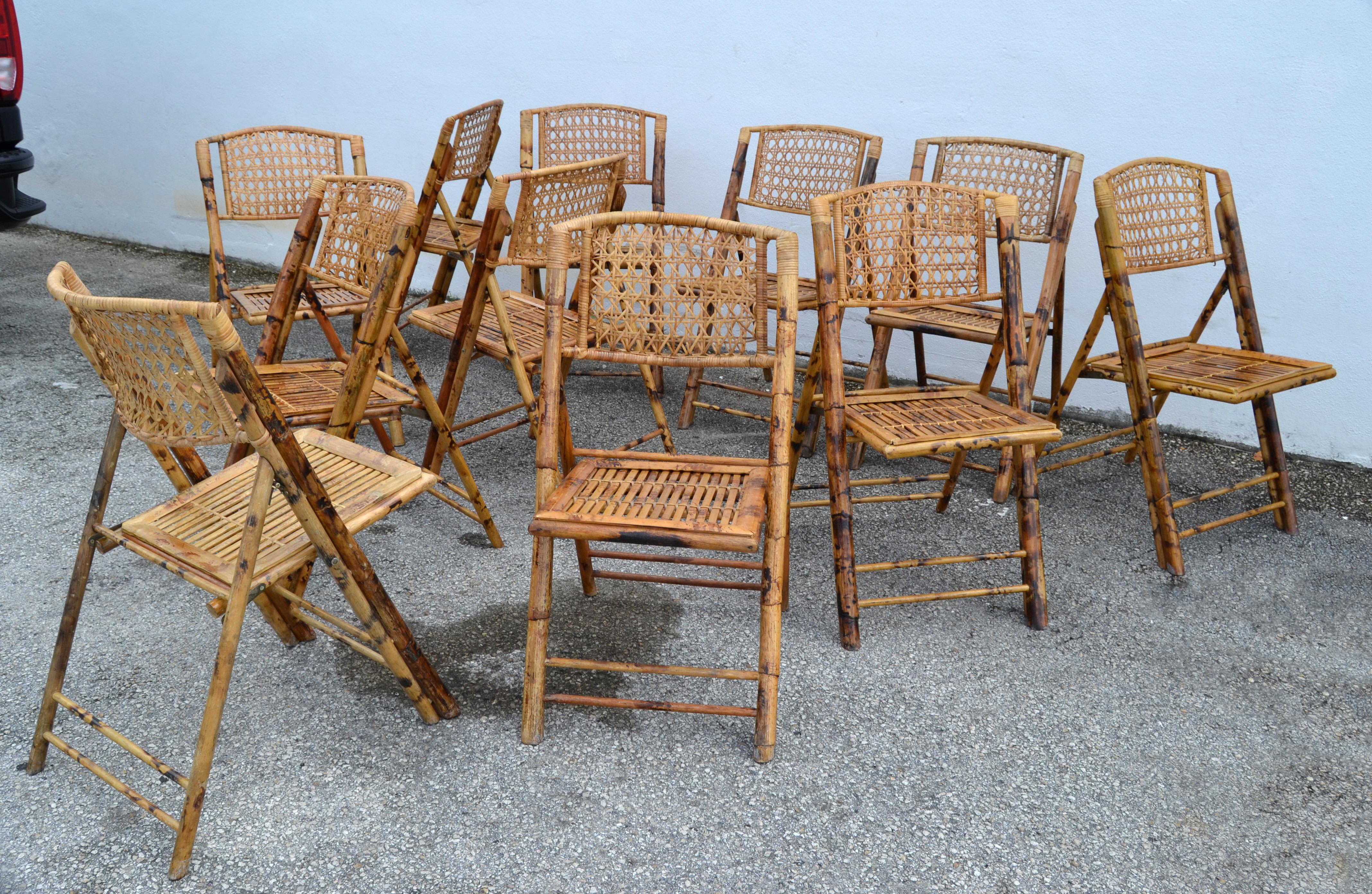 Set de 11 sillas plegables de bambú Tigre Quemado, de los años 70 Bohemian Chic Hecho a mano en venta